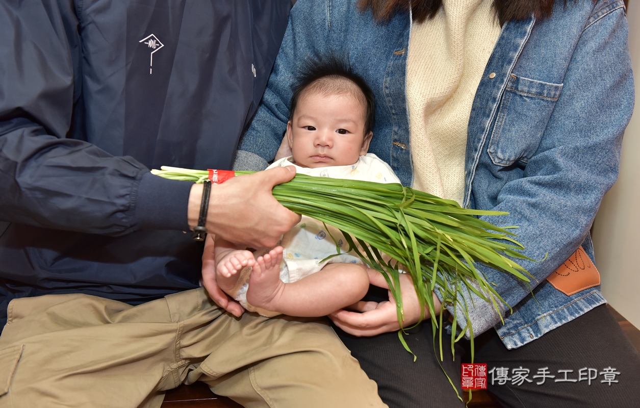 剃胎毛、滿月剃頭、嬰兒剃頭、嬰兒理髮、嬰兒剃髮、嬰兒剃胎毛、嬰兒滿月剃頭、彭寶寶剃頭、剃胎毛儀式、剃胎毛吉祥話、滿月剃頭儀式、滿月剃頭吉祥話、彭寶寶剃胎毛、彭寶寶滿月剃頭理髮、 新竹市香山區剃胎毛、新竹市香山區滿月剃頭、新竹市香山區嬰兒剃頭剃胎毛、新竹市香山區嬰兒理髮、新竹市嬰兒剃髮、 彭寶寶(新竹市香山區嬰兒彭寶寶滿月剃頭理髮、嬰兒剃胎毛儀式吉祥話)。中國風會場，爸媽寶貝穿「日中韓」古裝禮服。專業拍照、DVD光碟、證書。★購買「臍帶章、肚臍章、胎毛筆刷印章」贈送：剃頭、收涎、抓周，三選一。2021.11.14照片18