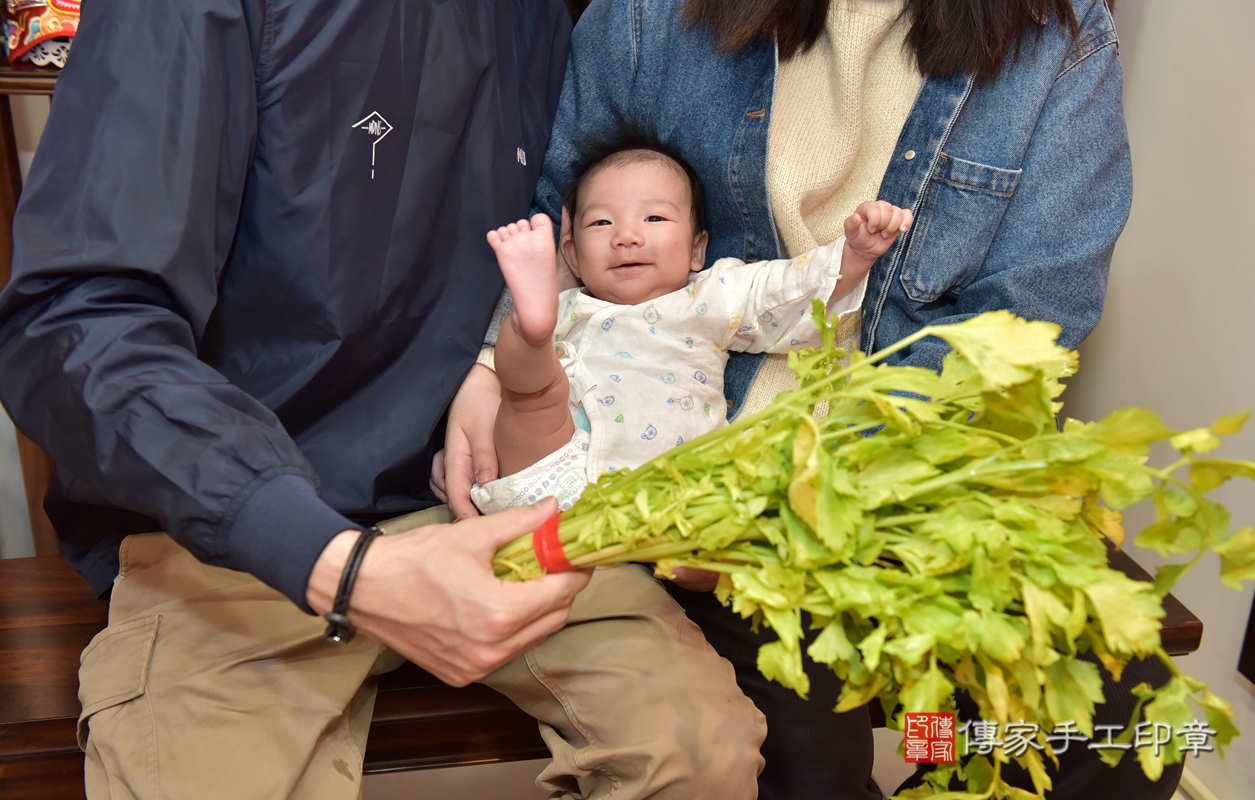 剃胎毛、滿月剃頭、嬰兒剃頭、嬰兒理髮、嬰兒剃髮、嬰兒剃胎毛、嬰兒滿月剃頭、彭寶寶剃頭、剃胎毛儀式、剃胎毛吉祥話、滿月剃頭儀式、滿月剃頭吉祥話、彭寶寶剃胎毛、彭寶寶滿月剃頭理髮、 新竹市香山區剃胎毛、新竹市香山區滿月剃頭、新竹市香山區嬰兒剃頭剃胎毛、新竹市香山區嬰兒理髮、新竹市嬰兒剃髮、 彭寶寶(新竹市香山區嬰兒彭寶寶滿月剃頭理髮、嬰兒剃胎毛儀式吉祥話)。中國風會場，爸媽寶貝穿「日中韓」古裝禮服。專業拍照、DVD光碟、證書。★購買「臍帶章、肚臍章、胎毛筆刷印章」贈送：剃頭、收涎、抓周，三選一。2021.11.14照片20