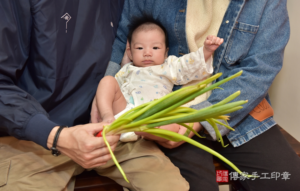 剃胎毛、滿月剃頭、嬰兒剃頭、嬰兒理髮、嬰兒剃髮、嬰兒剃胎毛、嬰兒滿月剃頭、彭寶寶剃頭、剃胎毛儀式、剃胎毛吉祥話、滿月剃頭儀式、滿月剃頭吉祥話、彭寶寶剃胎毛、彭寶寶滿月剃頭理髮、 新竹市香山區剃胎毛、新竹市香山區滿月剃頭、新竹市香山區嬰兒剃頭剃胎毛、新竹市香山區嬰兒理髮、新竹市嬰兒剃髮、 彭寶寶(新竹市香山區嬰兒彭寶寶滿月剃頭理髮、嬰兒剃胎毛儀式吉祥話)。中國風會場，爸媽寶貝穿「日中韓」古裝禮服。專業拍照、DVD光碟、證書。★購買「臍帶章、肚臍章、胎毛筆刷印章」贈送：剃頭、收涎、抓周，三選一。2021.11.14照片22