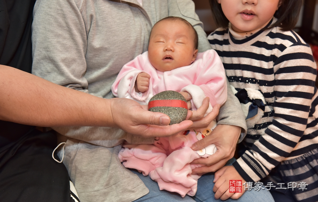 剃胎毛、滿月剃頭、嬰兒剃頭、嬰兒理髮、嬰兒剃髮、嬰兒剃胎毛、嬰兒滿月剃頭、游寶寶剃頭、剃胎毛儀式、剃胎毛吉祥話、滿月剃頭儀式、滿月剃頭吉祥話、游寶寶剃胎毛、游寶寶滿月剃頭理髮、 新竹市香山區剃胎毛、新竹市香山區滿月剃頭、新竹市香山區嬰兒剃頭剃胎毛、新竹市香山區嬰兒理髮、新竹市嬰兒剃髮、 游寶寶(新竹市香山區嬰兒游寶寶滿月剃頭理髮、嬰兒剃胎毛儀式吉祥話)。中國風會場，爸媽寶貝穿「日中韓」古裝禮服。專業拍照、DVD光碟、證書。★購買「臍帶章、肚臍章、胎毛筆刷印章」贈送：剃頭、收涎、抓周，三選一。2021.11.13照片8