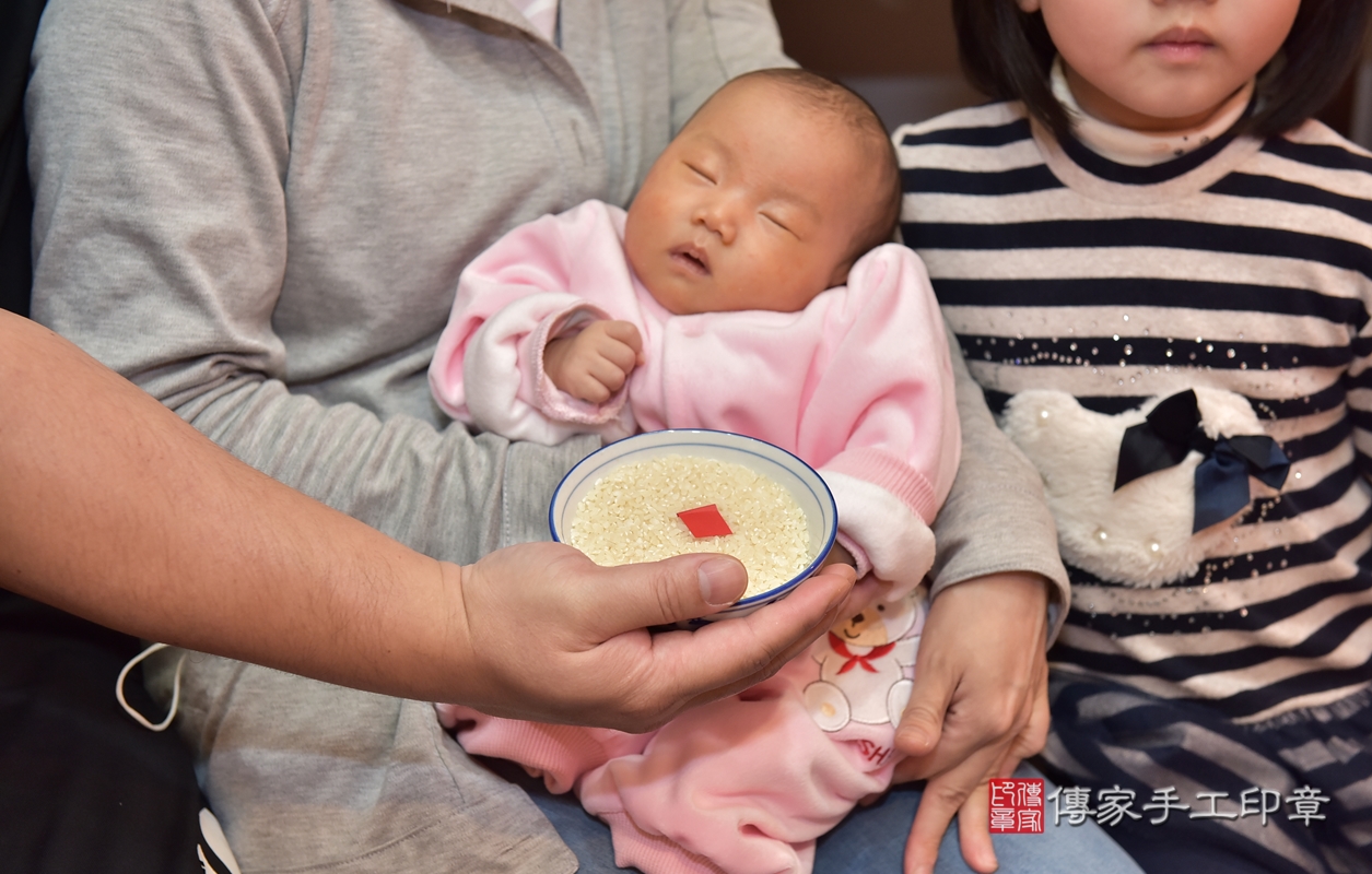 剃胎毛、滿月剃頭、嬰兒剃頭、嬰兒理髮、嬰兒剃髮、嬰兒剃胎毛、嬰兒滿月剃頭、游寶寶剃頭、剃胎毛儀式、剃胎毛吉祥話、滿月剃頭儀式、滿月剃頭吉祥話、游寶寶剃胎毛、游寶寶滿月剃頭理髮、 新竹市香山區剃胎毛、新竹市香山區滿月剃頭、新竹市香山區嬰兒剃頭剃胎毛、新竹市香山區嬰兒理髮、新竹市嬰兒剃髮、 游寶寶(新竹市香山區嬰兒游寶寶滿月剃頭理髮、嬰兒剃胎毛儀式吉祥話)。中國風會場，爸媽寶貝穿「日中韓」古裝禮服。專業拍照、DVD光碟、證書。★購買「臍帶章、肚臍章、胎毛筆刷印章」贈送：剃頭、收涎、抓周，三選一。2021.11.13照片10