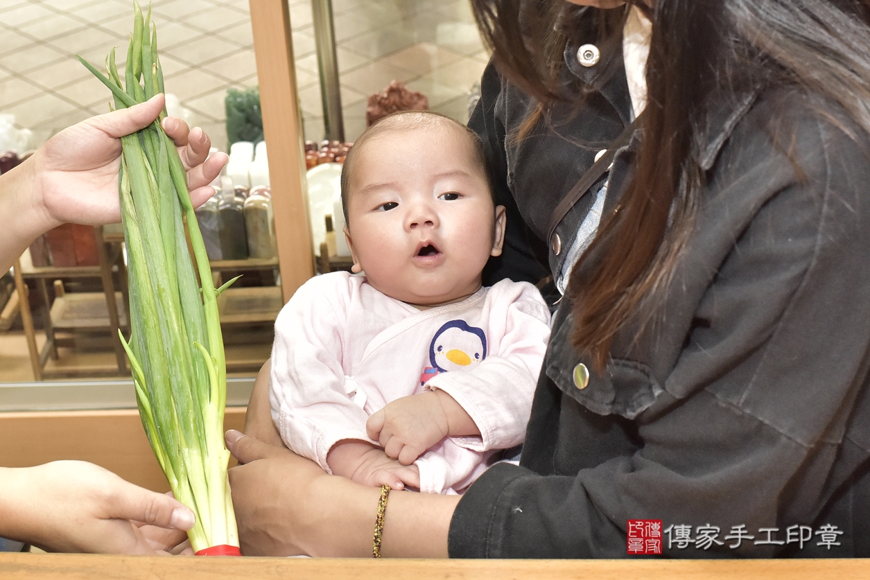 剃胎毛、滿月剃頭、嬰兒剃頭、嬰兒理髮、嬰兒剃髮、嬰兒剃胎毛、嬰兒滿月剃頭、吳寶寶剃頭、剃胎毛儀式、剃胎毛吉祥話、滿月剃頭儀式、滿月剃頭吉祥話、吳寶寶剃胎毛、吳寶寶滿月剃頭理髮、 新北市永和區剃胎毛、新北市永和區滿月剃頭、新北市永和區嬰兒剃頭剃胎毛、新北市永和區嬰兒理髮、新北市嬰兒剃髮、 吳寶寶(新北市永和區嬰兒吳寶寶滿月剃頭理髮、嬰兒剃胎毛儀式吉祥話)。中國風會場，爸媽寶貝穿「日中韓」古裝禮服。專業拍照、DVD光碟、證書。★購買「臍帶章、肚臍章、胎毛筆刷印章」贈送：剃頭、收涎、抓周，三選一。2022.03.19照片18