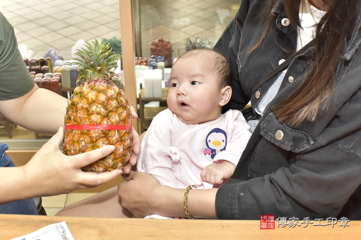 剃胎毛、滿月剃頭、嬰兒剃頭、嬰兒理髮、嬰兒剃髮、嬰兒剃胎毛、嬰兒滿月剃頭、吳寶寶剃頭、剃胎毛儀式、剃胎毛吉祥話、滿月剃頭儀式、滿月剃頭吉祥話、吳寶寶剃胎毛、吳寶寶滿月剃頭理髮、 新北市永和區剃胎毛、新北市永和區滿月剃頭、新北市永和區嬰兒剃頭剃胎毛、新北市永和區嬰兒理髮、新北市嬰兒剃髮、 吳寶寶(新北市永和區嬰兒吳寶寶滿月剃頭理髮、嬰兒剃胎毛儀式吉祥話)。中國風會場，爸媽寶貝穿「日中韓」古裝禮服。專業拍照、DVD光碟、證書。★購買「臍帶章、肚臍章、胎毛筆刷印章」贈送：剃頭、收涎、抓周，三選一。2022.03.19照片22