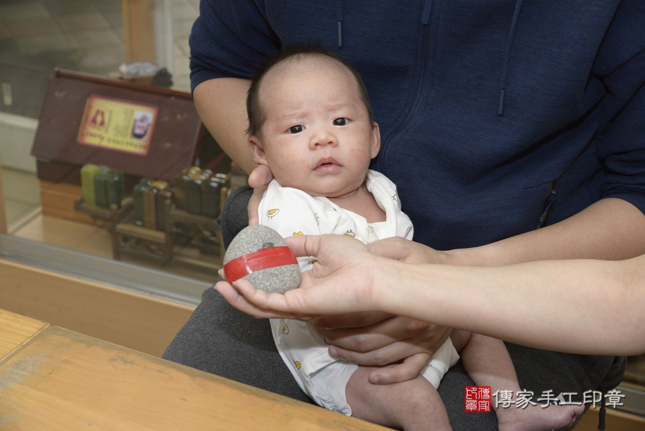 剃胎毛、滿月剃頭、嬰兒剃頭、嬰兒理髮、嬰兒剃髮、嬰兒剃胎毛、嬰兒滿月剃頭、張寶寶剃頭、剃胎毛儀式、剃胎毛吉祥話、滿月剃頭儀式、滿月剃頭吉祥話、張寶寶剃胎毛、張寶寶滿月剃頭理髮、 新北市永和區剃胎毛、新北市永和區滿月剃頭、新北市永和區嬰兒剃頭剃胎毛、新北市永和區嬰兒理髮、新北市嬰兒剃髮、 張寶寶(新北市永和區嬰兒張寶寶滿月剃頭理髮、嬰兒剃胎毛儀式吉祥話)。中國風會場，爸媽寶貝穿「日中韓」古裝禮服。專業拍照、DVD光碟、證書。★購買「臍帶章、肚臍章、胎毛筆刷印章」贈送：剃頭、收涎、抓周，三選一。2022.03.20照片8