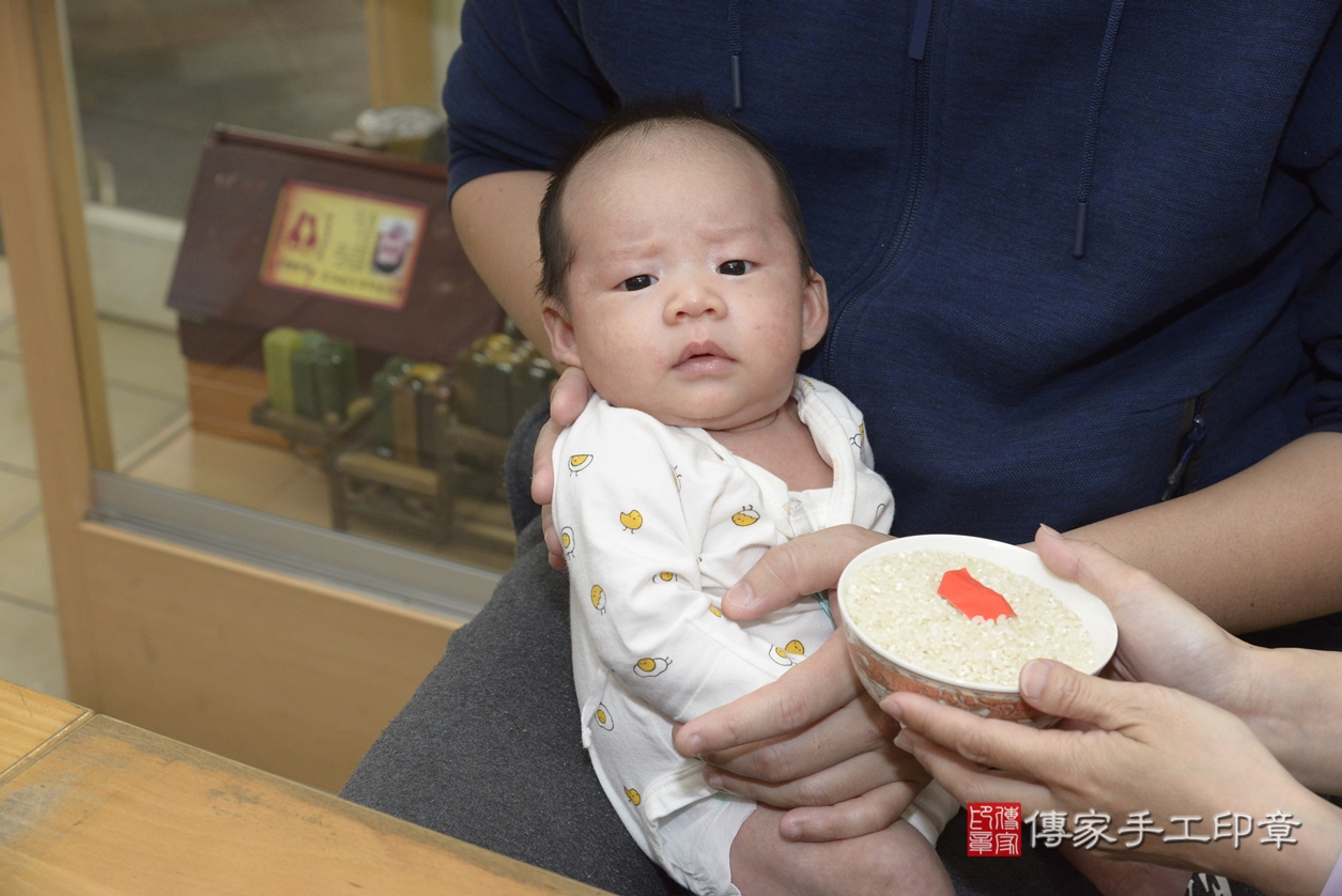 剃胎毛、滿月剃頭、嬰兒剃頭、嬰兒理髮、嬰兒剃髮、嬰兒剃胎毛、嬰兒滿月剃頭、張寶寶剃頭、剃胎毛儀式、剃胎毛吉祥話、滿月剃頭儀式、滿月剃頭吉祥話、張寶寶剃胎毛、張寶寶滿月剃頭理髮、 新北市永和區剃胎毛、新北市永和區滿月剃頭、新北市永和區嬰兒剃頭剃胎毛、新北市永和區嬰兒理髮、新北市嬰兒剃髮、 張寶寶(新北市永和區嬰兒張寶寶滿月剃頭理髮、嬰兒剃胎毛儀式吉祥話)。中國風會場，爸媽寶貝穿「日中韓」古裝禮服。專業拍照、DVD光碟、證書。★購買「臍帶章、肚臍章、胎毛筆刷印章」贈送：剃頭、收涎、抓周，三選一。2022.03.20照片10