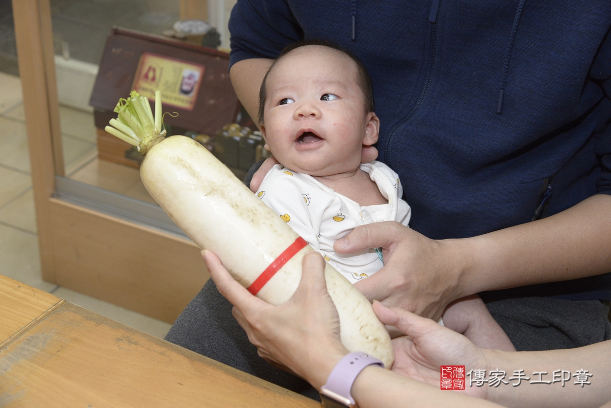 剃胎毛、滿月剃頭、嬰兒剃頭、嬰兒理髮、嬰兒剃髮、嬰兒剃胎毛、嬰兒滿月剃頭、張寶寶剃頭、剃胎毛儀式、剃胎毛吉祥話、滿月剃頭儀式、滿月剃頭吉祥話、張寶寶剃胎毛、張寶寶滿月剃頭理髮、 新北市永和區剃胎毛、新北市永和區滿月剃頭、新北市永和區嬰兒剃頭剃胎毛、新北市永和區嬰兒理髮、新北市嬰兒剃髮、 張寶寶(新北市永和區嬰兒張寶寶滿月剃頭理髮、嬰兒剃胎毛儀式吉祥話)。中國風會場，爸媽寶貝穿「日中韓」古裝禮服。專業拍照、DVD光碟、證書。★購買「臍帶章、肚臍章、胎毛筆刷印章」贈送：剃頭、收涎、抓周，三選一。2022.03.20照片20