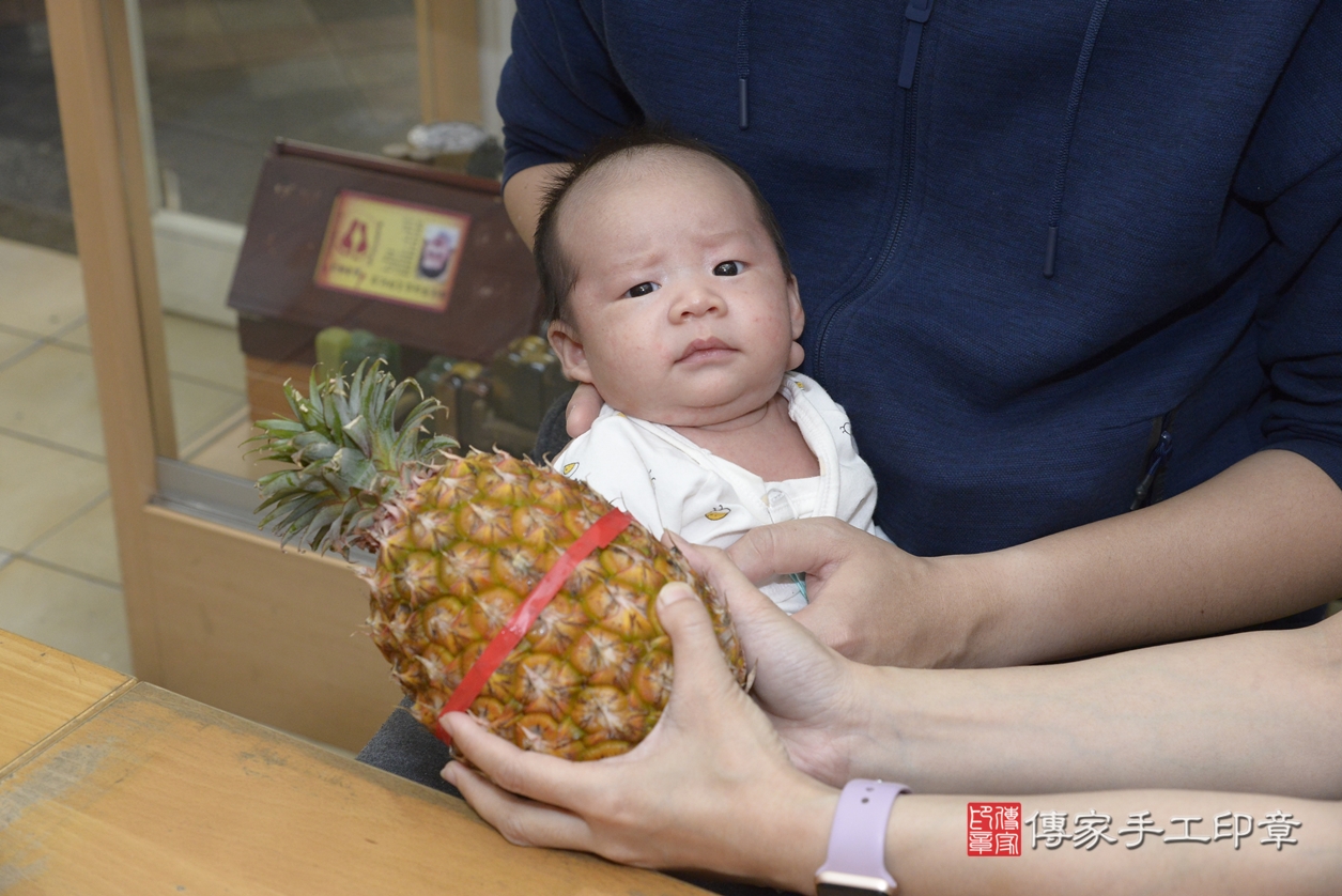 剃胎毛、滿月剃頭、嬰兒剃頭、嬰兒理髮、嬰兒剃髮、嬰兒剃胎毛、嬰兒滿月剃頭、張寶寶剃頭、剃胎毛儀式、剃胎毛吉祥話、滿月剃頭儀式、滿月剃頭吉祥話、張寶寶剃胎毛、張寶寶滿月剃頭理髮、 新北市永和區剃胎毛、新北市永和區滿月剃頭、新北市永和區嬰兒剃頭剃胎毛、新北市永和區嬰兒理髮、新北市嬰兒剃髮、 張寶寶(新北市永和區嬰兒張寶寶滿月剃頭理髮、嬰兒剃胎毛儀式吉祥話)。中國風會場，爸媽寶貝穿「日中韓」古裝禮服。專業拍照、DVD光碟、證書。★購買「臍帶章、肚臍章、胎毛筆刷印章」贈送：剃頭、收涎、抓周，三選一。2022.03.20照片22