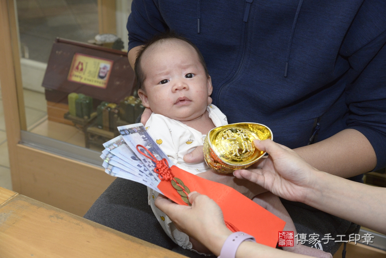 剃胎毛、滿月剃頭、嬰兒剃頭、嬰兒理髮、嬰兒剃髮、嬰兒剃胎毛、嬰兒滿月剃頭、張寶寶剃頭、剃胎毛儀式、剃胎毛吉祥話、滿月剃頭儀式、滿月剃頭吉祥話、張寶寶剃胎毛、張寶寶滿月剃頭理髮、 新北市永和區剃胎毛、新北市永和區滿月剃頭、新北市永和區嬰兒剃頭剃胎毛、新北市永和區嬰兒理髮、新北市嬰兒剃髮、 張寶寶(新北市永和區嬰兒張寶寶滿月剃頭理髮、嬰兒剃胎毛儀式吉祥話)。中國風會場，爸媽寶貝穿「日中韓」古裝禮服。專業拍照、DVD光碟、證書。★購買「臍帶章、肚臍章、胎毛筆刷印章」贈送：剃頭、收涎、抓周，三選一。2022.03.20照片24