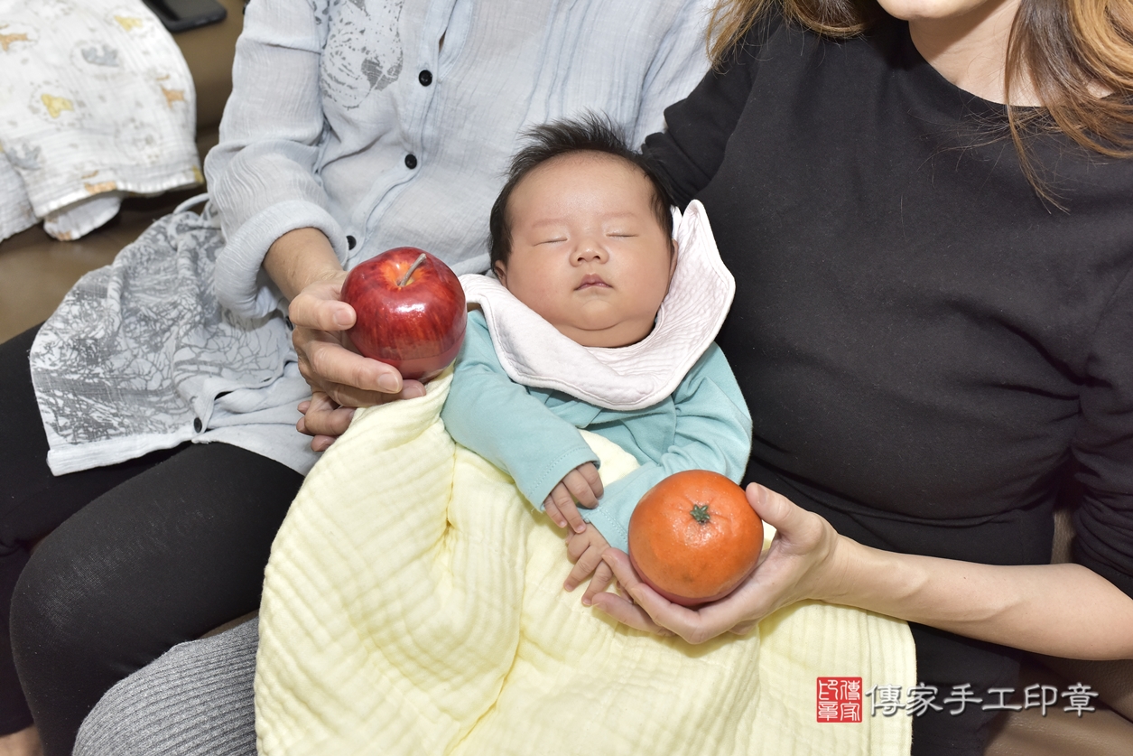 剃胎毛、滿月剃頭、嬰兒剃頭、嬰兒理髮、嬰兒剃髮、嬰兒剃胎毛、嬰兒滿月剃頭、洪寶寶剃頭、剃胎毛儀式、剃胎毛吉祥話、滿月剃頭儀式、滿月剃頭吉祥話、洪寶寶剃胎毛、洪寶寶滿月剃頭理髮、 新北市新莊區剃胎毛、新北市新莊區滿月剃頭、新北市新莊區嬰兒剃頭剃胎毛、新北市新莊區嬰兒理髮、新北市嬰兒剃髮、 洪寶寶(新北市新莊區到府嬰兒洪寶寶滿月剃頭理髮、到府嬰兒剃胎毛儀式吉祥話)。到府剃頭剃胎毛主持、專業拍照、DVD光碟、證書。★購買「臍帶章、肚臍章、胎毛筆刷印章」贈送：剃頭、收涎、抓周，三選一。2022.03.22照片10