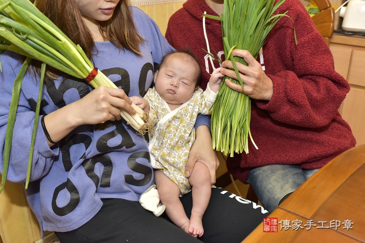 剃胎毛、滿月剃頭、嬰兒剃頭、嬰兒理髮、嬰兒剃髮、嬰兒剃胎毛、嬰兒滿月剃頭、林寶寶剃頭、剃胎毛儀式、剃胎毛吉祥話、滿月剃頭儀式、滿月剃頭吉祥話、林寶寶剃胎毛、林寶寶滿月剃頭理髮、 台北市文山區剃胎毛、台北市文山區滿月剃頭、台北市文山區嬰兒剃頭剃胎毛、台北市文山區嬰兒理髮、台北市嬰兒剃髮、 林寶寶(台北市文山區到府嬰兒林寶寶滿月剃頭理髮、到府嬰兒剃胎毛儀式吉祥話)。到府剃頭剃胎毛主持、專業拍照、DVD光碟、證書。★購買「臍帶章、肚臍章、胎毛筆刷印章」贈送：剃頭、收涎、抓周，三選一。2022.03.24照片12