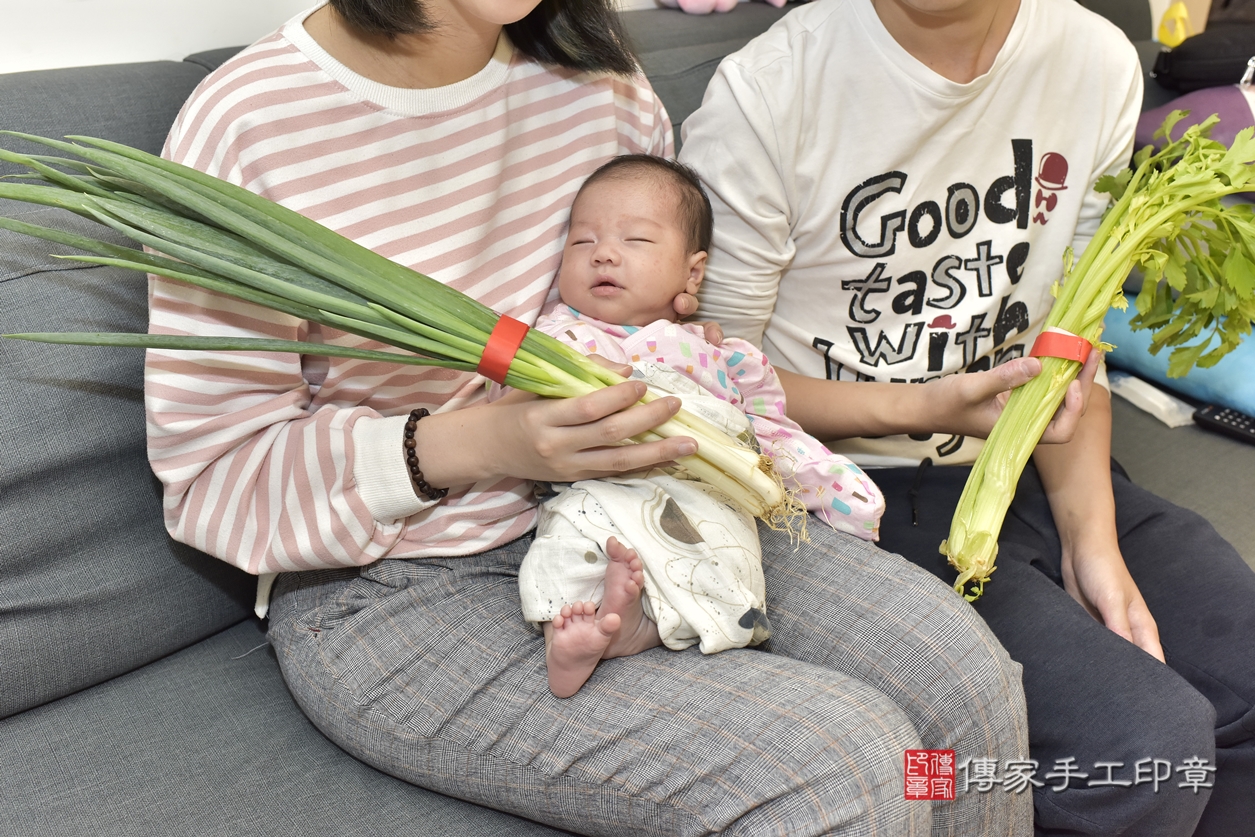 剃胎毛、滿月剃頭、嬰兒剃頭、嬰兒理髮、嬰兒剃髮、嬰兒剃胎毛、嬰兒滿月剃頭、張寶寶剃頭、剃胎毛儀式、剃胎毛吉祥話、滿月剃頭儀式、滿月剃頭吉祥話、張寶寶剃胎毛、張寶寶滿月剃頭理髮、 新北市土城區剃胎毛、新北市土城區滿月剃頭、新北市土城區嬰兒剃頭剃胎毛、新北市土城區嬰兒理髮、新北市嬰兒剃髮、 張寶寶(新北市土城區到府嬰兒張寶寶滿月剃頭理髮、到府嬰兒剃胎毛儀式吉祥話)。到府剃頭剃胎毛主持、專業拍照、DVD光碟、證書。★購買「臍帶章、肚臍章、胎毛筆刷印章」贈送：剃頭、收涎、抓周，三選一。2022.03.24照片14