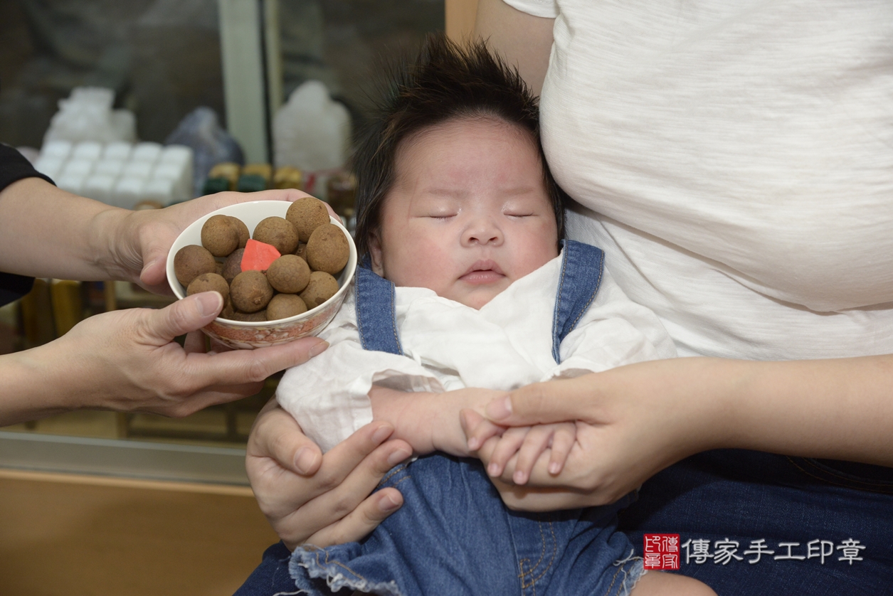 剃胎毛、滿月剃頭、嬰兒剃頭、嬰兒理髮、嬰兒剃髮、嬰兒剃胎毛、嬰兒滿月剃頭、邱寶寶剃頭、剃胎毛儀式、剃胎毛吉祥話、滿月剃頭儀式、滿月剃頭吉祥話、邱寶寶剃胎毛、邱寶寶滿月剃頭理髮、 新北市永和區剃胎毛、新北市永和區滿月剃頭、新北市永和區嬰兒剃頭剃胎毛、新北市永和區嬰兒理髮、新北市嬰兒剃髮、 邱寶寶(新北市永和區嬰兒邱寶寶滿月剃頭理髮、嬰兒剃胎毛儀式吉祥話)。中國風會場，爸媽寶貝穿「日中韓」古裝禮服。專業拍照、DVD光碟、證書。★購買「臍帶章、肚臍章、胎毛筆刷印章」贈送：剃頭、收涎、抓周，三選一。2022.03.26照片11