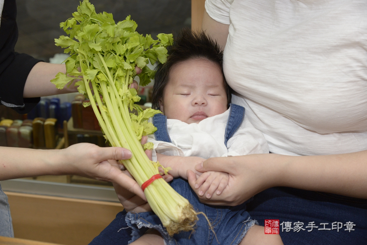 剃胎毛、滿月剃頭、嬰兒剃頭、嬰兒理髮、嬰兒剃髮、嬰兒剃胎毛、嬰兒滿月剃頭、邱寶寶剃頭、剃胎毛儀式、剃胎毛吉祥話、滿月剃頭儀式、滿月剃頭吉祥話、邱寶寶剃胎毛、邱寶寶滿月剃頭理髮、 新北市永和區剃胎毛、新北市永和區滿月剃頭、新北市永和區嬰兒剃頭剃胎毛、新北市永和區嬰兒理髮、新北市嬰兒剃髮、 邱寶寶(新北市永和區嬰兒邱寶寶滿月剃頭理髮、嬰兒剃胎毛儀式吉祥話)。中國風會場，爸媽寶貝穿「日中韓」古裝禮服。專業拍照、DVD光碟、證書。★購買「臍帶章、肚臍章、胎毛筆刷印章」贈送：剃頭、收涎、抓周，三選一。2022.03.26照片17