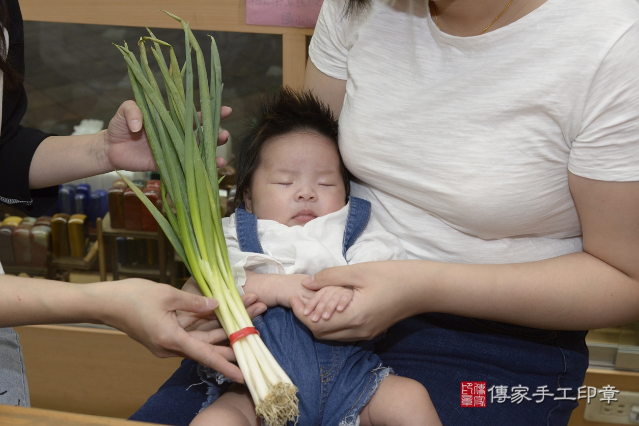 剃胎毛、滿月剃頭、嬰兒剃頭、嬰兒理髮、嬰兒剃髮、嬰兒剃胎毛、嬰兒滿月剃頭、邱寶寶剃頭、剃胎毛儀式、剃胎毛吉祥話、滿月剃頭儀式、滿月剃頭吉祥話、邱寶寶剃胎毛、邱寶寶滿月剃頭理髮、 新北市永和區剃胎毛、新北市永和區滿月剃頭、新北市永和區嬰兒剃頭剃胎毛、新北市永和區嬰兒理髮、新北市嬰兒剃髮、 邱寶寶(新北市永和區嬰兒邱寶寶滿月剃頭理髮、嬰兒剃胎毛儀式吉祥話)。中國風會場，爸媽寶貝穿「日中韓」古裝禮服。專業拍照、DVD光碟、證書。★購買「臍帶章、肚臍章、胎毛筆刷印章」贈送：剃頭、收涎、抓周，三選一。2022.03.26照片19