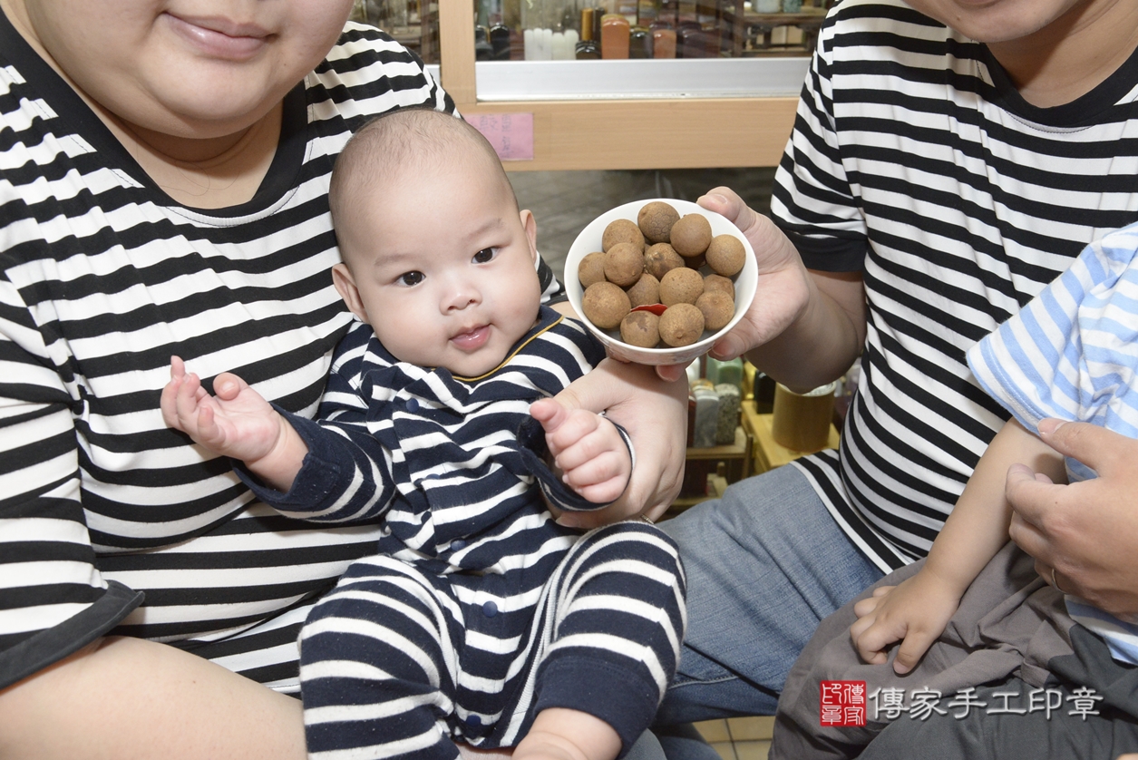 剃胎毛、滿月剃頭、嬰兒剃頭、嬰兒理髮、嬰兒剃髮、嬰兒剃胎毛、嬰兒滿月剃頭、陳寶寶剃頭、剃胎毛儀式、剃胎毛吉祥話、滿月剃頭儀式、滿月剃頭吉祥話、陳寶寶剃胎毛、陳寶寶滿月剃頭理髮、 新北市永和區剃胎毛、新北市永和區滿月剃頭、新北市永和區嬰兒剃頭剃胎毛、新北市永和區嬰兒理髮、新北市嬰兒剃髮、 陳寶寶(新北市永和區嬰兒陳寶寶滿月剃頭理髮、嬰兒剃胎毛儀式吉祥話)。中國風會場，爸媽寶貝穿「日中韓」古裝禮服。專業拍照、DVD光碟、證書。★購買「臍帶章、肚臍章、胎毛筆刷印章」贈送：剃頭、收涎、抓周，三選一。2022.03.26照片13