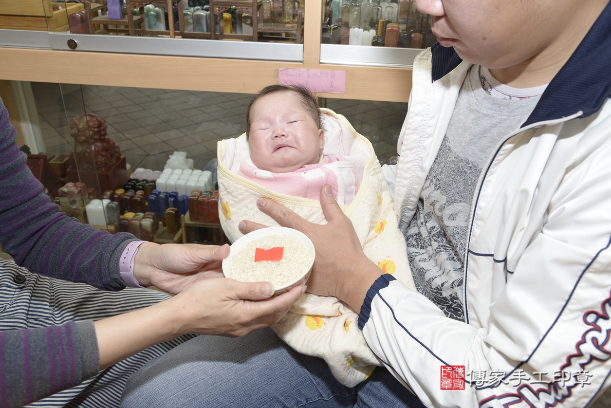 剃胎毛、滿月剃頭、嬰兒剃頭、嬰兒理髮、嬰兒剃髮、嬰兒剃胎毛、嬰兒滿月剃頭、盧寶寶(龍鳳胎)剃頭、剃胎毛儀式、剃胎毛吉祥話、滿月剃頭儀式、滿月剃頭吉祥話、盧寶寶(龍鳳胎)剃胎毛、盧寶寶(龍鳳胎)滿月剃頭理髮、 新北市永和區剃胎毛、新北市永和區滿月剃頭、新北市永和區嬰兒剃頭剃胎毛、新北市永和區嬰兒理髮、新北市嬰兒剃髮、 盧寶寶(龍鳳胎)(新北市永和區嬰兒盧寶寶(龍鳳胎)滿月剃頭理髮、嬰兒剃胎毛儀式吉祥話)。中國風會場，爸媽寶貝穿「日中韓」古裝禮服。專業拍照、DVD光碟、證書。★購買「臍帶章、肚臍章、胎毛筆刷印章」贈送：剃頭、收涎、抓周，三選一。2022.03.29照片13