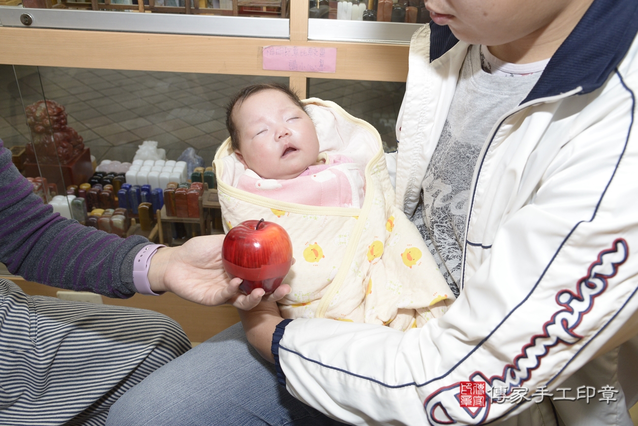 剃胎毛、滿月剃頭、嬰兒剃頭、嬰兒理髮、嬰兒剃髮、嬰兒剃胎毛、嬰兒滿月剃頭、盧寶寶(龍鳳胎)剃頭、剃胎毛儀式、剃胎毛吉祥話、滿月剃頭儀式、滿月剃頭吉祥話、盧寶寶(龍鳳胎)剃胎毛、盧寶寶(龍鳳胎)滿月剃頭理髮、 新北市永和區剃胎毛、新北市永和區滿月剃頭、新北市永和區嬰兒剃頭剃胎毛、新北市永和區嬰兒理髮、新北市嬰兒剃髮、 盧寶寶(龍鳳胎)(新北市永和區嬰兒盧寶寶(龍鳳胎)滿月剃頭理髮、嬰兒剃胎毛儀式吉祥話)。中國風會場，爸媽寶貝穿「日中韓」古裝禮服。專業拍照、DVD光碟、證書。★購買「臍帶章、肚臍章、胎毛筆刷印章」贈送：剃頭、收涎、抓周，三選一。2022.03.29照片18