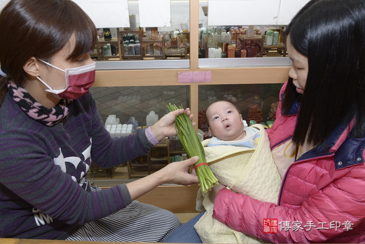 剃胎毛、滿月剃頭、嬰兒剃頭、嬰兒理髮、嬰兒剃髮、嬰兒剃胎毛、嬰兒滿月剃頭、盧寶寶(龍鳳胎)剃頭、剃胎毛儀式、剃胎毛吉祥話、滿月剃頭儀式、滿月剃頭吉祥話、盧寶寶(龍鳳胎)剃胎毛、盧寶寶(龍鳳胎)滿月剃頭理髮、 新北市永和區剃胎毛、新北市永和區滿月剃頭、新北市永和區嬰兒剃頭剃胎毛、新北市永和區嬰兒理髮、新北市嬰兒剃髮、 盧寶寶(龍鳳胎)(新北市永和區嬰兒盧寶寶(龍鳳胎)滿月剃頭理髮、嬰兒剃胎毛儀式吉祥話)。中國風會場，爸媽寶貝穿「日中韓」古裝禮服。專業拍照、DVD光碟、證書。★購買「臍帶章、肚臍章、胎毛筆刷印章」贈送：剃頭、收涎、抓周，三選一。2022.03.29照片22