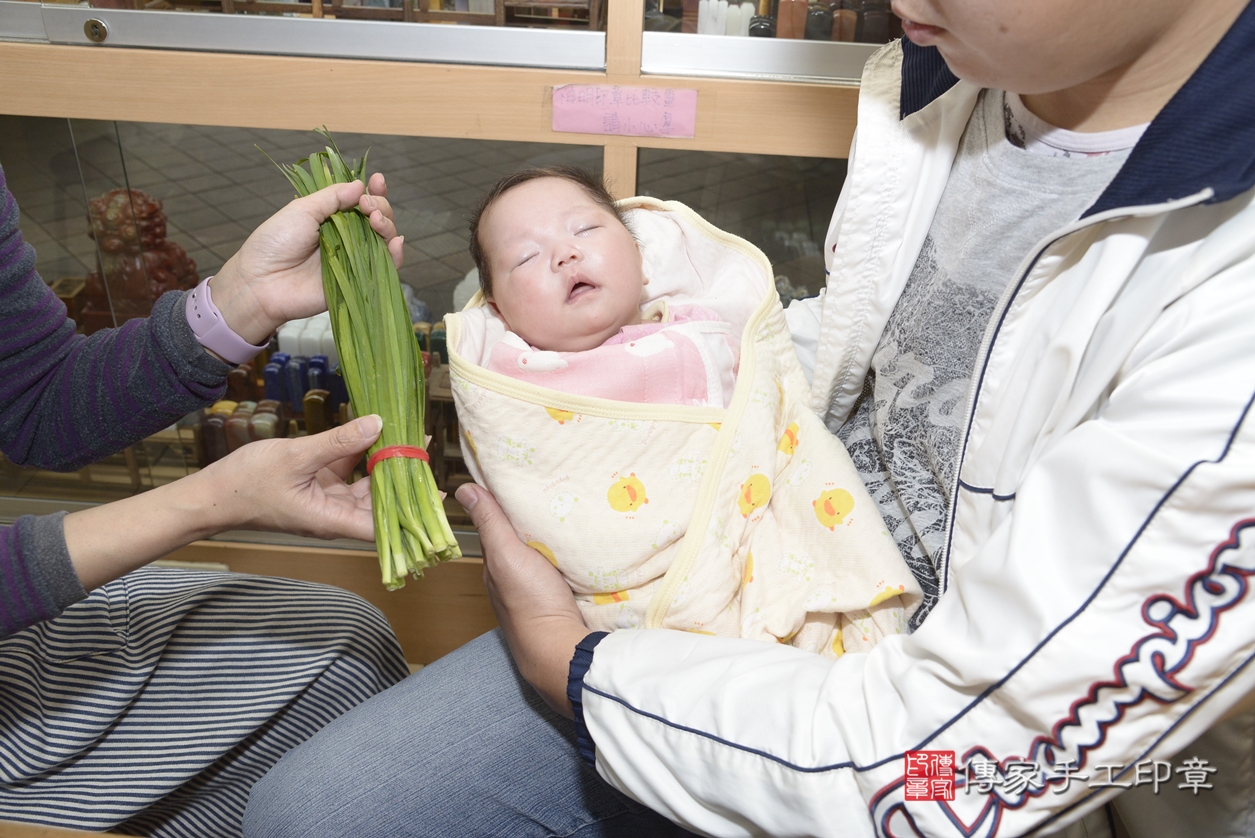 剃胎毛、滿月剃頭、嬰兒剃頭、嬰兒理髮、嬰兒剃髮、嬰兒剃胎毛、嬰兒滿月剃頭、盧寶寶(龍鳳胎)剃頭、剃胎毛儀式、剃胎毛吉祥話、滿月剃頭儀式、滿月剃頭吉祥話、盧寶寶(龍鳳胎)剃胎毛、盧寶寶(龍鳳胎)滿月剃頭理髮、 新北市永和區剃胎毛、新北市永和區滿月剃頭、新北市永和區嬰兒剃頭剃胎毛、新北市永和區嬰兒理髮、新北市嬰兒剃髮、 盧寶寶(龍鳳胎)(新北市永和區嬰兒盧寶寶(龍鳳胎)滿月剃頭理髮、嬰兒剃胎毛儀式吉祥話)。中國風會場，爸媽寶貝穿「日中韓」古裝禮服。專業拍照、DVD光碟、證書。★購買「臍帶章、肚臍章、胎毛筆刷印章」贈送：剃頭、收涎、抓周，三選一。2022.03.29照片23