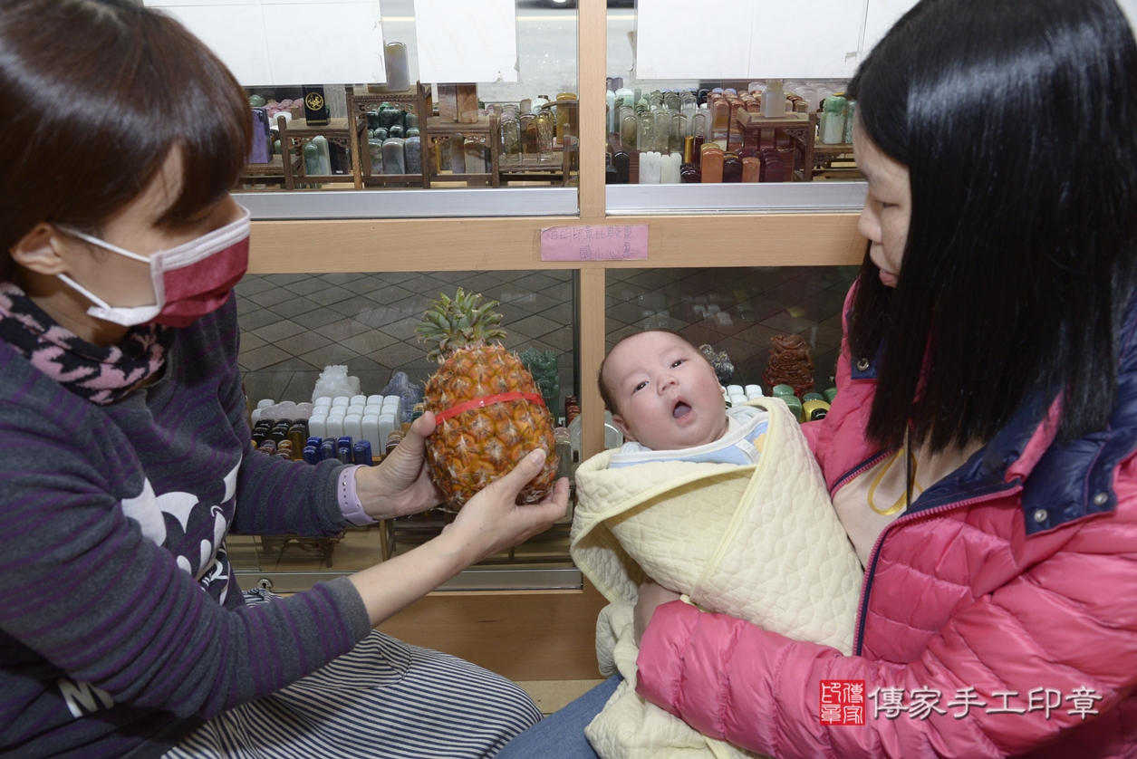 剃胎毛、滿月剃頭、嬰兒剃頭、嬰兒理髮、嬰兒剃髮、嬰兒剃胎毛、嬰兒滿月剃頭、盧寶寶(龍鳳胎)剃頭、剃胎毛儀式、剃胎毛吉祥話、滿月剃頭儀式、滿月剃頭吉祥話、盧寶寶(龍鳳胎)剃胎毛、盧寶寶(龍鳳胎)滿月剃頭理髮、 新北市永和區剃胎毛、新北市永和區滿月剃頭、新北市永和區嬰兒剃頭剃胎毛、新北市永和區嬰兒理髮、新北市嬰兒剃髮、 盧寶寶(龍鳳胎)(新北市永和區嬰兒盧寶寶(龍鳳胎)滿月剃頭理髮、嬰兒剃胎毛儀式吉祥話)。中國風會場，爸媽寶貝穿「日中韓」古裝禮服。專業拍照、DVD光碟、證書。★購買「臍帶章、肚臍章、胎毛筆刷印章」贈送：剃頭、收涎、抓周，三選一。2022.03.29照片32