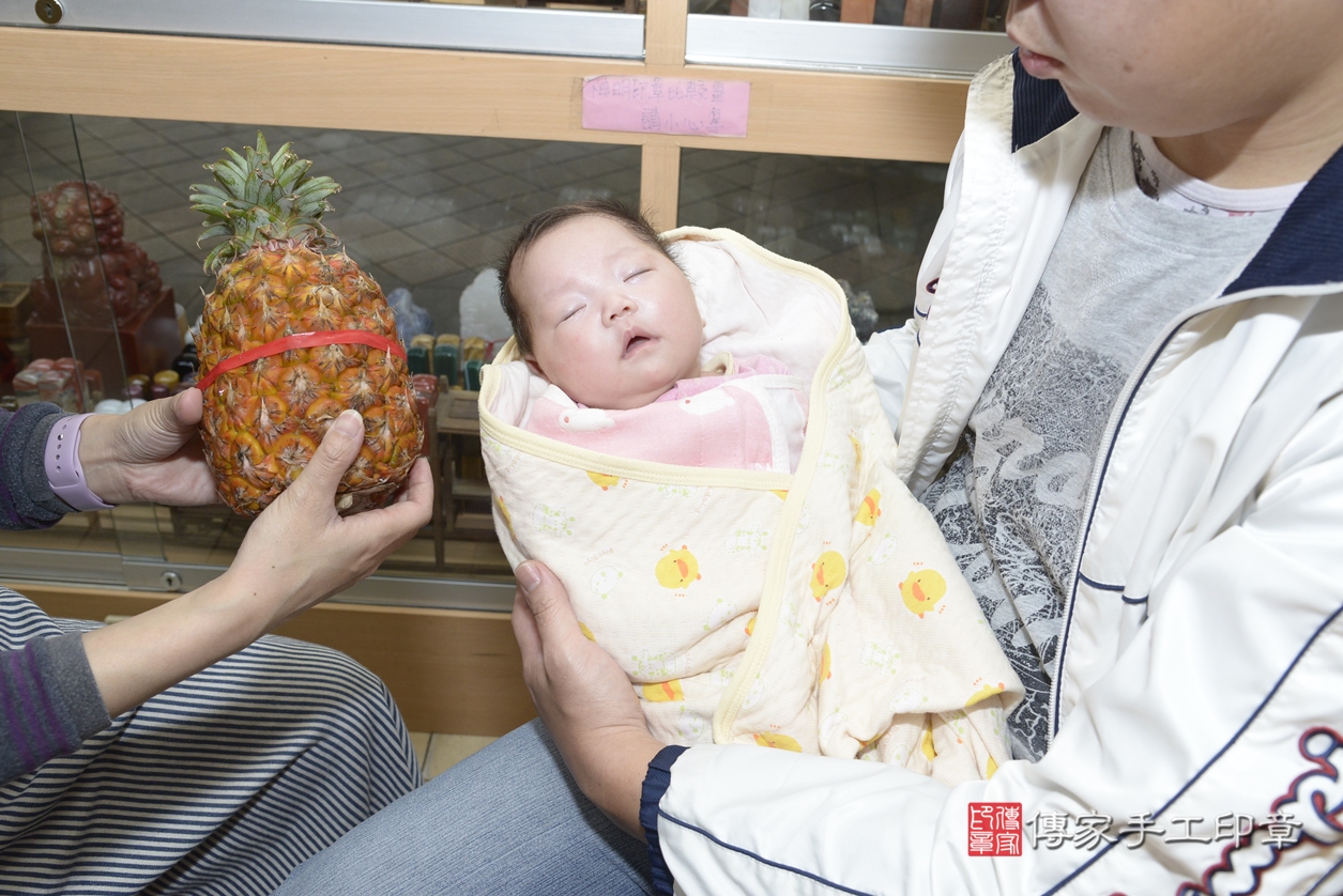 剃胎毛、滿月剃頭、嬰兒剃頭、嬰兒理髮、嬰兒剃髮、嬰兒剃胎毛、嬰兒滿月剃頭、盧寶寶(龍鳳胎)剃頭、剃胎毛儀式、剃胎毛吉祥話、滿月剃頭儀式、滿月剃頭吉祥話、盧寶寶(龍鳳胎)剃胎毛、盧寶寶(龍鳳胎)滿月剃頭理髮、 新北市永和區剃胎毛、新北市永和區滿月剃頭、新北市永和區嬰兒剃頭剃胎毛、新北市永和區嬰兒理髮、新北市嬰兒剃髮、 盧寶寶(龍鳳胎)(新北市永和區嬰兒盧寶寶(龍鳳胎)滿月剃頭理髮、嬰兒剃胎毛儀式吉祥話)。中國風會場，爸媽寶貝穿「日中韓」古裝禮服。專業拍照、DVD光碟、證書。★購買「臍帶章、肚臍章、胎毛筆刷印章」贈送：剃頭、收涎、抓周，三選一。2022.03.29照片33