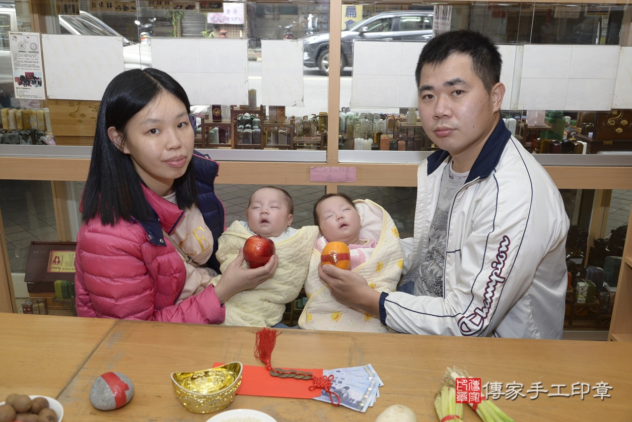 剃胎毛、滿月剃頭、嬰兒剃頭、嬰兒理髮、嬰兒剃髮、嬰兒剃胎毛、嬰兒滿月剃頭、盧寶寶(龍鳳胎)剃頭、剃胎毛儀式、剃胎毛吉祥話、滿月剃頭儀式、滿月剃頭吉祥話、盧寶寶(龍鳳胎)剃胎毛、盧寶寶(龍鳳胎)滿月剃頭理髮、 新北市永和區剃胎毛、新北市永和區滿月剃頭、新北市永和區嬰兒剃頭剃胎毛、新北市永和區嬰兒理髮、新北市嬰兒剃髮、 盧寶寶(龍鳳胎)(新北市永和區嬰兒盧寶寶(龍鳳胎)滿月剃頭理髮、嬰兒剃胎毛儀式吉祥話)。中國風會場，爸媽寶貝穿「日中韓」古裝禮服。專業拍照、DVD光碟、證書。★購買「臍帶章、肚臍章、胎毛筆刷印章」贈送：剃頭、收涎、抓周，三選一。2022.03.29照片16