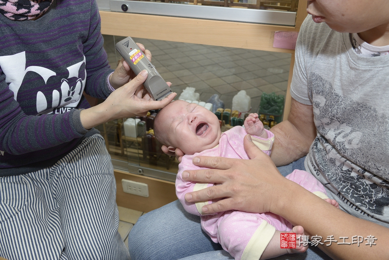 剃胎毛、滿月剃頭、嬰兒剃頭、嬰兒理髮、嬰兒剃髮、嬰兒剃胎毛、嬰兒滿月剃頭、盧寶寶(龍鳳胎)剃頭、剃胎毛儀式、剃胎毛吉祥話、滿月剃頭儀式、滿月剃頭吉祥話、盧寶寶(龍鳳胎)剃胎毛、盧寶寶(龍鳳胎)滿月剃頭理髮、 新北市永和區剃胎毛、新北市永和區滿月剃頭、新北市永和區嬰兒剃頭剃胎毛、新北市永和區嬰兒理髮、新北市嬰兒剃髮、 盧寶寶(龍鳳胎)(新北市永和區嬰兒盧寶寶(龍鳳胎)滿月剃頭理髮、嬰兒剃胎毛儀式吉祥話)。中國風會場，爸媽寶貝穿「日中韓」古裝禮服。專業拍照、DVD光碟、證書。★購買「臍帶章、肚臍章、胎毛筆刷印章」贈送：剃頭、收涎、抓周，三選一。2022.03.29照片46