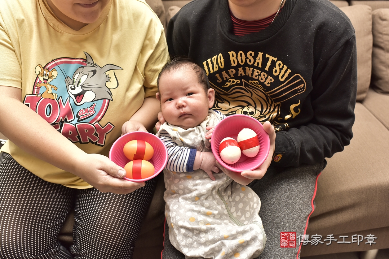 剃胎毛、滿月剃頭、嬰兒剃頭、嬰兒理髮、嬰兒剃髮、嬰兒剃胎毛、嬰兒滿月剃頭、吳寶寶剃頭、剃胎毛儀式、剃胎毛吉祥話、滿月剃頭儀式、滿月剃頭吉祥話、吳寶寶剃胎毛、吳寶寶滿月剃頭理髮、 新北市五股區剃胎毛、新北市五股區滿月剃頭、新北市五股區嬰兒剃頭剃胎毛、新北市五股區嬰兒理髮、新北市嬰兒剃髮、 吳寶寶(新北市五股區到府嬰兒吳寶寶滿月剃頭理髮、到府嬰兒剃胎毛儀式吉祥話)。到府剃頭剃胎毛主持、專業拍照、DVD光碟、證書。★購買「臍帶章、肚臍章、胎毛筆刷印章」贈送：剃頭、收涎、抓周，三選一。2022.04.01照片6