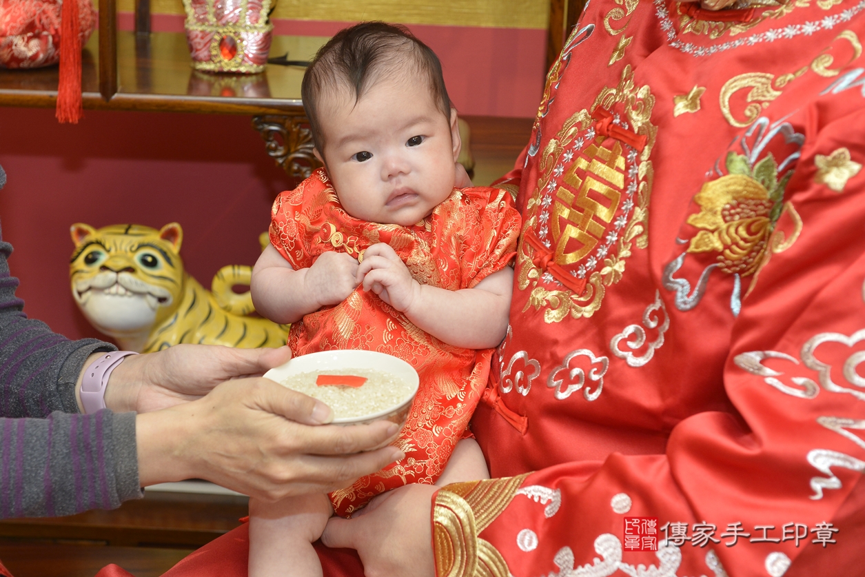 剃胎毛、滿月剃頭、嬰兒剃頭、嬰兒理髮、嬰兒剃髮、嬰兒剃胎毛、嬰兒滿月剃頭、呂寶寶剃頭、剃胎毛儀式、剃胎毛吉祥話、滿月剃頭儀式、滿月剃頭吉祥話、呂寶寶剃胎毛、呂寶寶滿月剃頭理髮、 新北市永和區剃胎毛、新北市永和區滿月剃頭、新北市永和區嬰兒剃頭剃胎毛、新北市永和區嬰兒理髮、新北市嬰兒剃髮、 呂寶寶(新北市永和區嬰兒呂寶寶滿月剃頭理髮、嬰兒剃胎毛儀式吉祥話)。中國風會場，爸媽寶貝穿「日中韓」古裝禮服。專業拍照、DVD光碟、證書。★購買「臍帶章、肚臍章、胎毛筆刷印章」贈送：剃頭、收涎、抓周，三選一。2022.04.01照片13