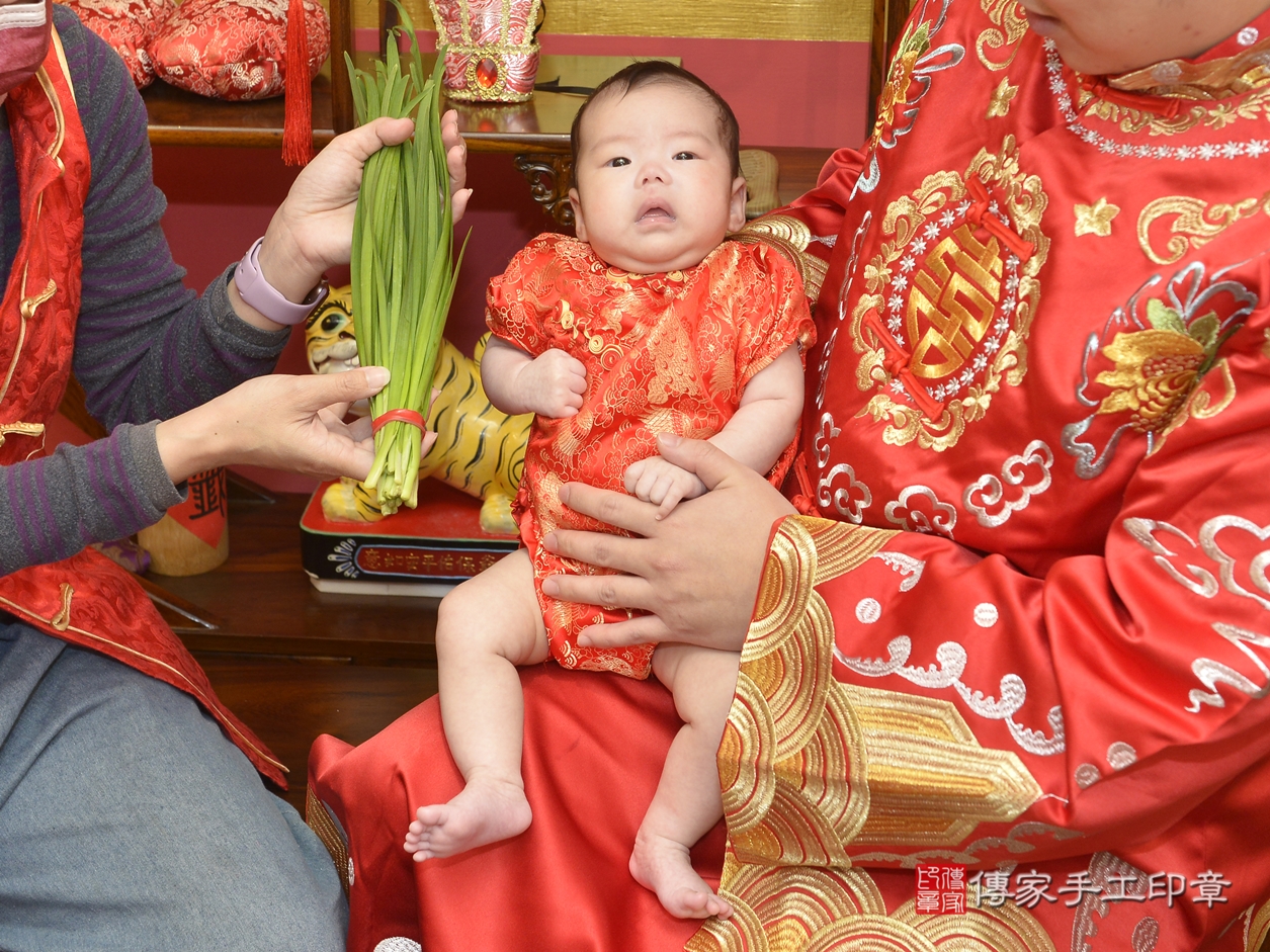 剃胎毛、滿月剃頭、嬰兒剃頭、嬰兒理髮、嬰兒剃髮、嬰兒剃胎毛、嬰兒滿月剃頭、呂寶寶剃頭、剃胎毛儀式、剃胎毛吉祥話、滿月剃頭儀式、滿月剃頭吉祥話、呂寶寶剃胎毛、呂寶寶滿月剃頭理髮、 新北市永和區剃胎毛、新北市永和區滿月剃頭、新北市永和區嬰兒剃頭剃胎毛、新北市永和區嬰兒理髮、新北市嬰兒剃髮、 呂寶寶(新北市永和區嬰兒呂寶寶滿月剃頭理髮、嬰兒剃胎毛儀式吉祥話)。中國風會場，爸媽寶貝穿「日中韓」古裝禮服。專業拍照、DVD光碟、證書。★購買「臍帶章、肚臍章、胎毛筆刷印章」贈送：剃頭、收涎、抓周，三選一。2022.04.01照片18