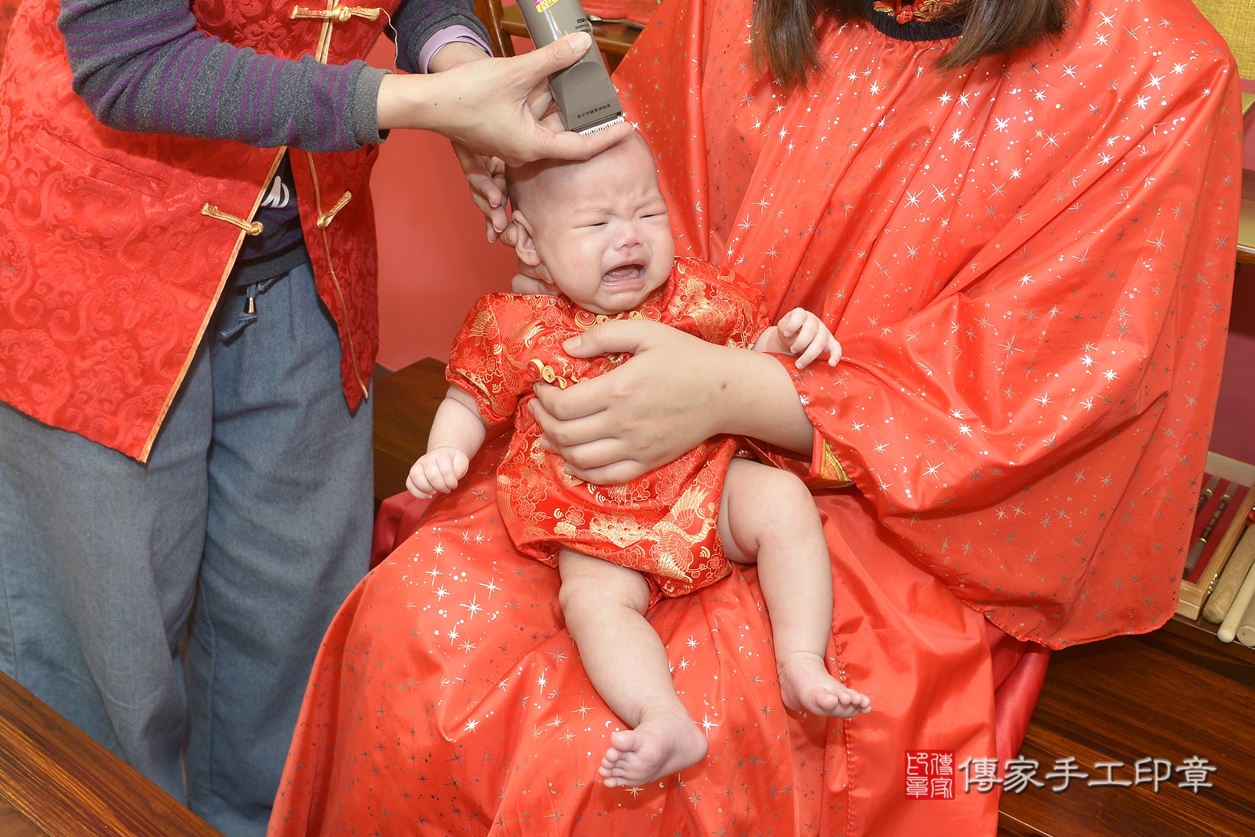 剃胎毛、滿月剃頭、嬰兒剃頭、嬰兒理髮、嬰兒剃髮、嬰兒剃胎毛、嬰兒滿月剃頭、呂寶寶剃頭、剃胎毛儀式、剃胎毛吉祥話、滿月剃頭儀式、滿月剃頭吉祥話、呂寶寶剃胎毛、呂寶寶滿月剃頭理髮、 新北市永和區剃胎毛、新北市永和區滿月剃頭、新北市永和區嬰兒剃頭剃胎毛、新北市永和區嬰兒理髮、新北市嬰兒剃髮、 呂寶寶(新北市永和區嬰兒呂寶寶滿月剃頭理髮、嬰兒剃胎毛儀式吉祥話)。中國風會場，爸媽寶貝穿「日中韓」古裝禮服。專業拍照、DVD光碟、證書。★購買「臍帶章、肚臍章、胎毛筆刷印章」贈送：剃頭、收涎、抓周，三選一。2022.04.01照片34