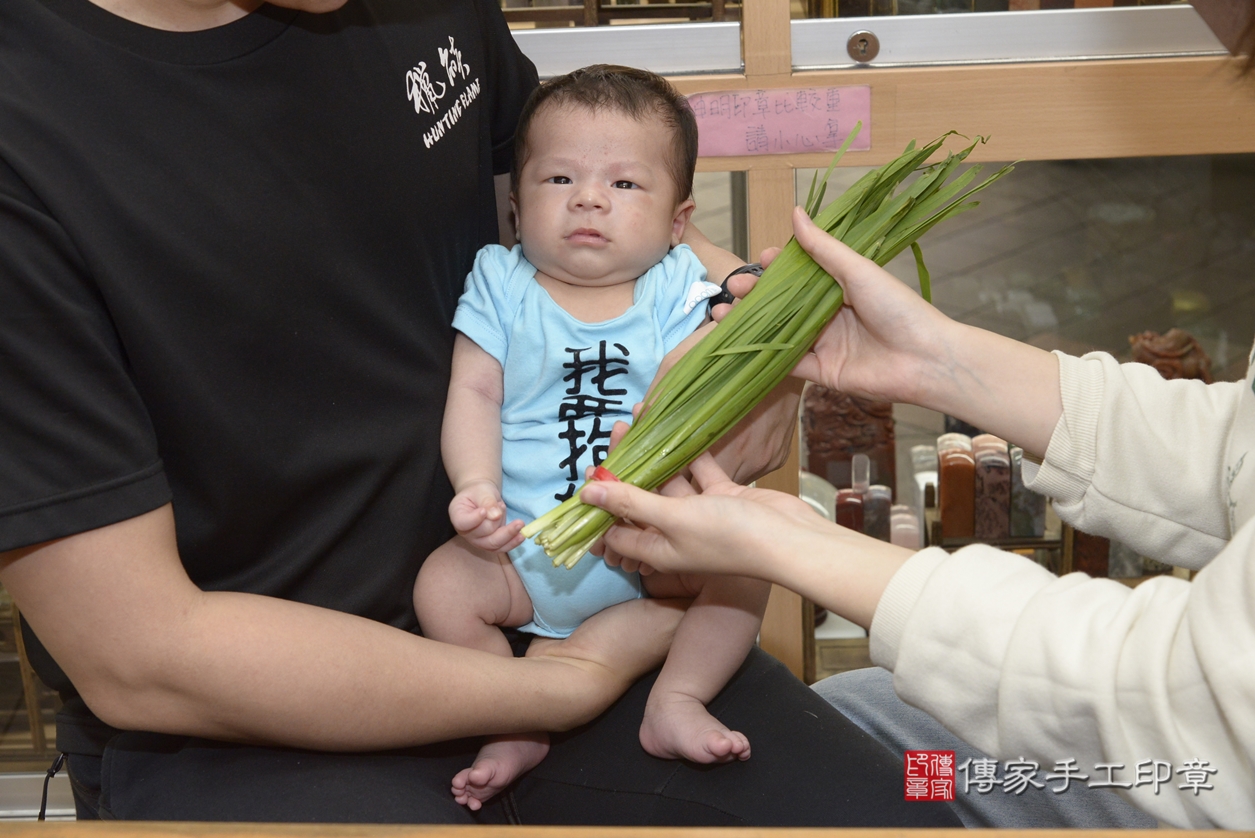 剃胎毛、滿月剃頭、嬰兒剃頭、嬰兒理髮、嬰兒剃髮、嬰兒剃胎毛、嬰兒滿月剃頭、胡寶寶剃頭、剃胎毛儀式、剃胎毛吉祥話、滿月剃頭儀式、滿月剃頭吉祥話、胡寶寶剃胎毛、胡寶寶滿月剃頭理髮、 新北市永和區剃胎毛、新北市永和區滿月剃頭、新北市永和區嬰兒剃頭剃胎毛、新北市永和區嬰兒理髮、新北市嬰兒剃髮、 胡寶寶(新北市永和區嬰兒胡寶寶滿月剃頭理髮、嬰兒剃胎毛儀式吉祥話)。中國風會場，爸媽寶貝穿「日中韓」古裝禮服。專業拍照、DVD光碟、證書。★購買「臍帶章、肚臍章、胎毛筆刷印章」贈送：剃頭、收涎、抓周，三選一。2022.04.05照片15