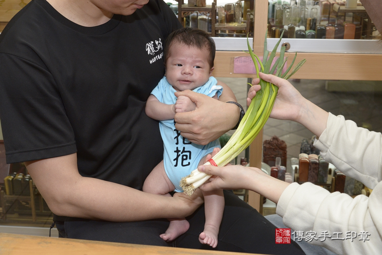 剃胎毛、滿月剃頭、嬰兒剃頭、嬰兒理髮、嬰兒剃髮、嬰兒剃胎毛、嬰兒滿月剃頭、胡寶寶剃頭、剃胎毛儀式、剃胎毛吉祥話、滿月剃頭儀式、滿月剃頭吉祥話、胡寶寶剃胎毛、胡寶寶滿月剃頭理髮、 新北市永和區剃胎毛、新北市永和區滿月剃頭、新北市永和區嬰兒剃頭剃胎毛、新北市永和區嬰兒理髮、新北市嬰兒剃髮、 胡寶寶(新北市永和區嬰兒胡寶寶滿月剃頭理髮、嬰兒剃胎毛儀式吉祥話)。中國風會場，爸媽寶貝穿「日中韓」古裝禮服。專業拍照、DVD光碟、證書。★購買「臍帶章、肚臍章、胎毛筆刷印章」贈送：剃頭、收涎、抓周，三選一。2022.04.05照片17