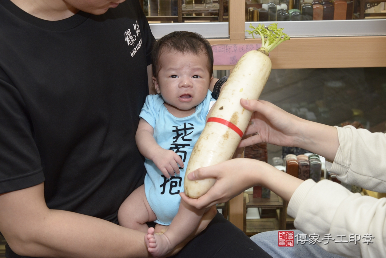 剃胎毛、滿月剃頭、嬰兒剃頭、嬰兒理髮、嬰兒剃髮、嬰兒剃胎毛、嬰兒滿月剃頭、胡寶寶剃頭、剃胎毛儀式、剃胎毛吉祥話、滿月剃頭儀式、滿月剃頭吉祥話、胡寶寶剃胎毛、胡寶寶滿月剃頭理髮、 新北市永和區剃胎毛、新北市永和區滿月剃頭、新北市永和區嬰兒剃頭剃胎毛、新北市永和區嬰兒理髮、新北市嬰兒剃髮、 胡寶寶(新北市永和區嬰兒胡寶寶滿月剃頭理髮、嬰兒剃胎毛儀式吉祥話)。中國風會場，爸媽寶貝穿「日中韓」古裝禮服。專業拍照、DVD光碟、證書。★購買「臍帶章、肚臍章、胎毛筆刷印章」贈送：剃頭、收涎、抓周，三選一。2022.04.05照片20