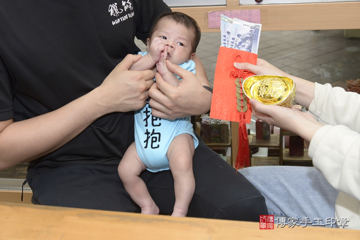 剃胎毛、滿月剃頭、嬰兒剃頭、嬰兒理髮、嬰兒剃髮、嬰兒剃胎毛、嬰兒滿月剃頭、胡寶寶剃頭、剃胎毛儀式、剃胎毛吉祥話、滿月剃頭儀式、滿月剃頭吉祥話、胡寶寶剃胎毛、胡寶寶滿月剃頭理髮、 新北市永和區剃胎毛、新北市永和區滿月剃頭、新北市永和區嬰兒剃頭剃胎毛、新北市永和區嬰兒理髮、新北市嬰兒剃髮、 胡寶寶(新北市永和區嬰兒胡寶寶滿月剃頭理髮、嬰兒剃胎毛儀式吉祥話)。中國風會場，爸媽寶貝穿「日中韓」古裝禮服。專業拍照、DVD光碟、證書。★購買「臍帶章、肚臍章、胎毛筆刷印章」贈送：剃頭、收涎、抓周，三選一。2022.04.05照片24