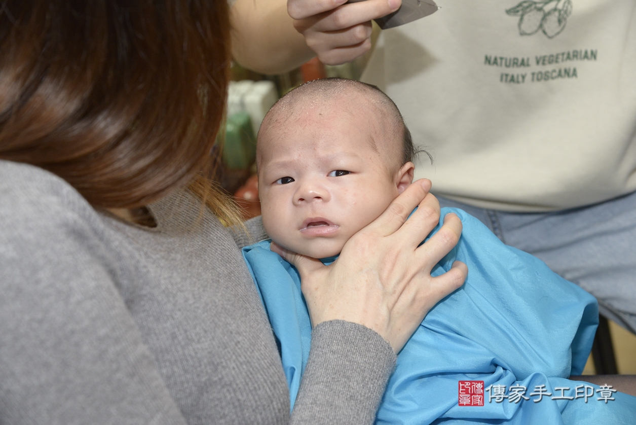 剃胎毛、滿月剃頭、嬰兒剃頭、嬰兒理髮、嬰兒剃髮、嬰兒剃胎毛、嬰兒滿月剃頭、胡寶寶剃頭、剃胎毛儀式、剃胎毛吉祥話、滿月剃頭儀式、滿月剃頭吉祥話、胡寶寶剃胎毛、胡寶寶滿月剃頭理髮、 新北市永和區剃胎毛、新北市永和區滿月剃頭、新北市永和區嬰兒剃頭剃胎毛、新北市永和區嬰兒理髮、新北市嬰兒剃髮、 胡寶寶(新北市永和區嬰兒胡寶寶滿月剃頭理髮、嬰兒剃胎毛儀式吉祥話)。中國風會場，爸媽寶貝穿「日中韓」古裝禮服。專業拍照、DVD光碟、證書。★購買「臍帶章、肚臍章、胎毛筆刷印章」贈送：剃頭、收涎、抓周，三選一。2022.04.05照片28