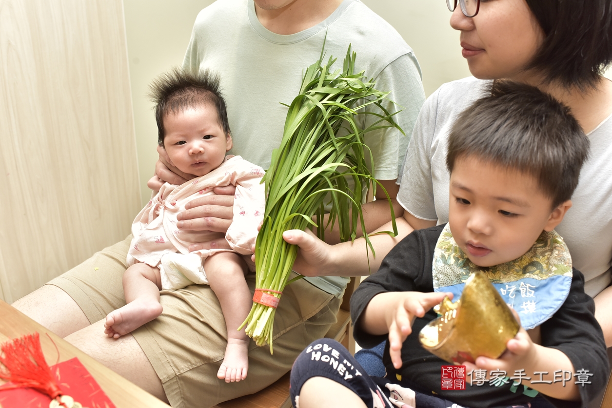 剃胎毛、滿月剃頭、嬰兒剃頭、嬰兒理髮、嬰兒剃髮、嬰兒剃胎毛、嬰兒滿月剃頭、張寶寶剃頭、剃胎毛儀式、剃胎毛吉祥話、滿月剃頭儀式、滿月剃頭吉祥話、張寶寶剃胎毛、張寶寶滿月剃頭理髮、 新北市鶯歌區剃胎毛、新北市鶯歌區滿月剃頭、新北市鶯歌區嬰兒剃頭剃胎毛、新北市鶯歌區嬰兒理髮、新北市嬰兒剃髮、 張寶寶(新北市鶯歌區到府嬰兒張寶寶滿月剃頭理髮、到府嬰兒剃胎毛儀式吉祥話)。到府剃頭剃胎毛主持、專業拍照、DVD光碟、證書。★購買「臍帶章、肚臍章、胎毛筆刷印章」贈送：剃頭、收涎、抓周，三選一。2022.04.10照片13