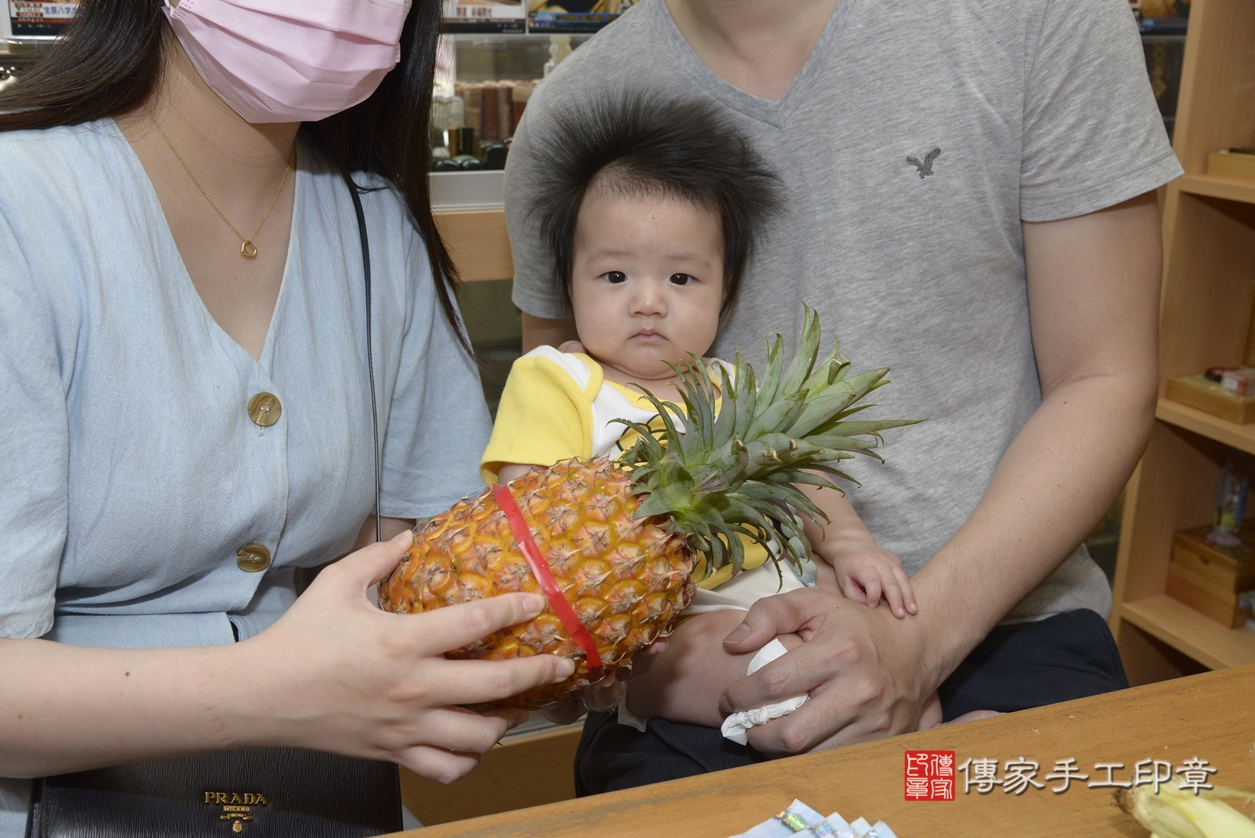 剃胎毛、滿月剃頭、嬰兒剃頭、嬰兒理髮、嬰兒剃髮、嬰兒剃胎毛、嬰兒滿月剃頭、王寶寶剃頭、剃胎毛儀式、剃胎毛吉祥話、滿月剃頭儀式、滿月剃頭吉祥話、王寶寶剃胎毛、王寶寶滿月剃頭理髮、 新北市永和區剃胎毛、新北市永和區滿月剃頭、新北市永和區嬰兒剃頭剃胎毛、新北市永和區嬰兒理髮、新北市嬰兒剃髮、 王寶寶(新北市永和區嬰兒王寶寶滿月剃頭理髮、嬰兒剃胎毛儀式吉祥話)。中國風會場，爸媽寶貝穿「日中韓」古裝禮服。專業拍照、DVD光碟、證書。★購買「臍帶章、肚臍章、胎毛筆刷印章」贈送：剃頭、收涎、抓周，三選一。2022.04.23照片17