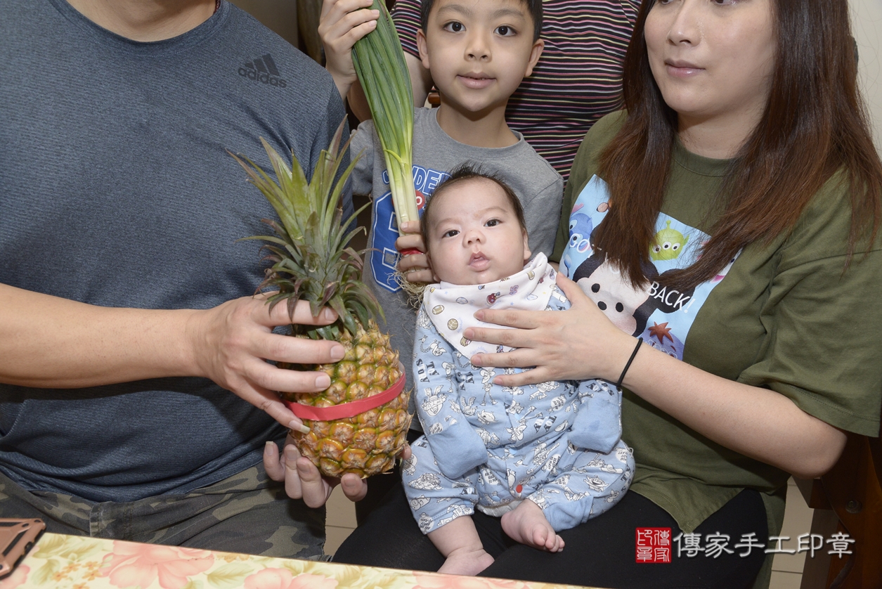 剃胎毛、滿月剃頭、嬰兒剃頭、嬰兒理髮、嬰兒剃髮、嬰兒剃胎毛、嬰兒滿月剃頭、陳寶寶剃頭、剃胎毛儀式、剃胎毛吉祥話、滿月剃頭儀式、滿月剃頭吉祥話、陳寶寶剃胎毛、陳寶寶滿月剃頭理髮、 新北市永和區剃胎毛、新北市永和區滿月剃頭、新北市永和區嬰兒剃頭剃胎毛、新北市永和區嬰兒理髮、新北市嬰兒剃髮、 陳寶寶(新北市永和區到府嬰兒陳寶寶滿月剃頭理髮、到府嬰兒剃胎毛儀式吉祥話)。到府剃頭剃胎毛主持、專業拍照、DVD光碟、證書。★購買「臍帶章、肚臍章、胎毛筆刷印章」贈送：剃頭、收涎、抓周，三選一。2022.04.23照片14