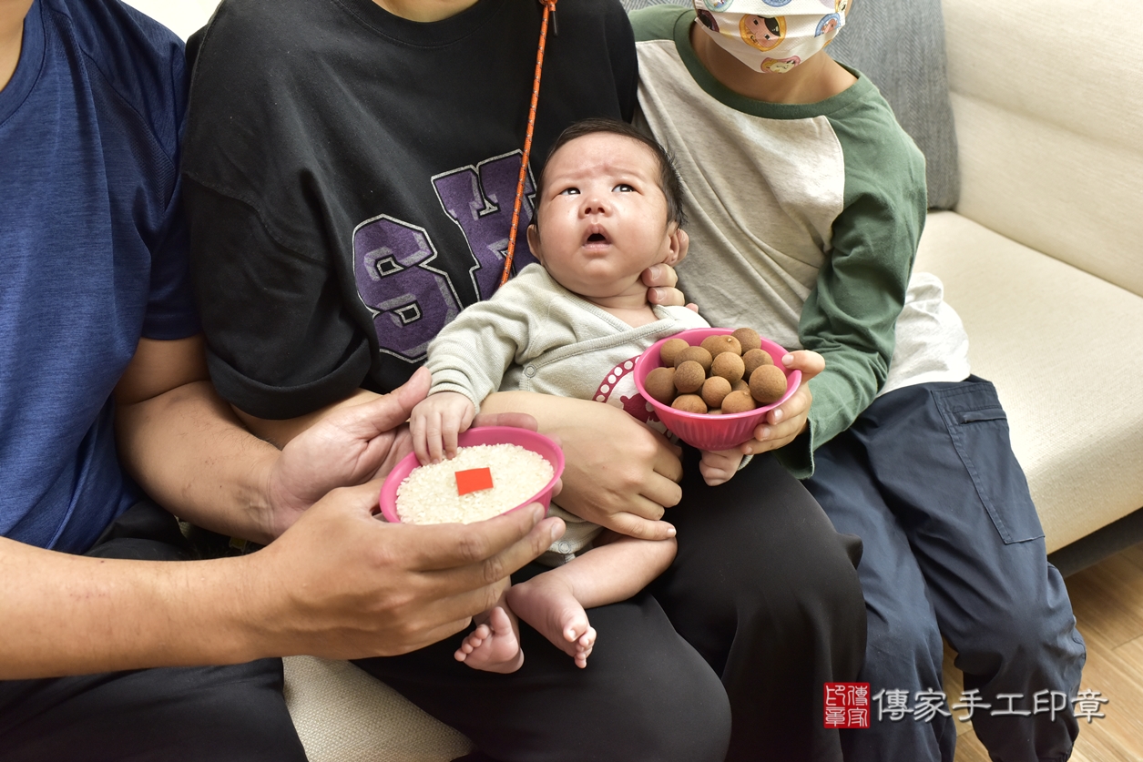 剃胎毛、滿月剃頭、嬰兒剃頭、嬰兒理髮、嬰兒剃髮、嬰兒剃胎毛、嬰兒滿月剃頭、陳寶寶剃頭、剃胎毛儀式、剃胎毛吉祥話、滿月剃頭儀式、滿月剃頭吉祥話、陳寶寶剃胎毛、陳寶寶滿月剃頭理髮、 新北市蘆洲區剃胎毛、新北市蘆洲區滿月剃頭、新北市蘆洲區嬰兒剃頭剃胎毛、新北市蘆洲區嬰兒理髮、新北市嬰兒剃髮、 陳寶寶(新北市蘆洲區到府嬰兒陳寶寶滿月剃頭理髮、到府嬰兒剃胎毛儀式吉祥話)。到府剃頭剃胎毛主持、專業拍照、DVD光碟、證書。★購買「臍帶章、肚臍章、胎毛筆刷印章」贈送：剃頭、收涎、抓周，三選一。2022.04.24照片7