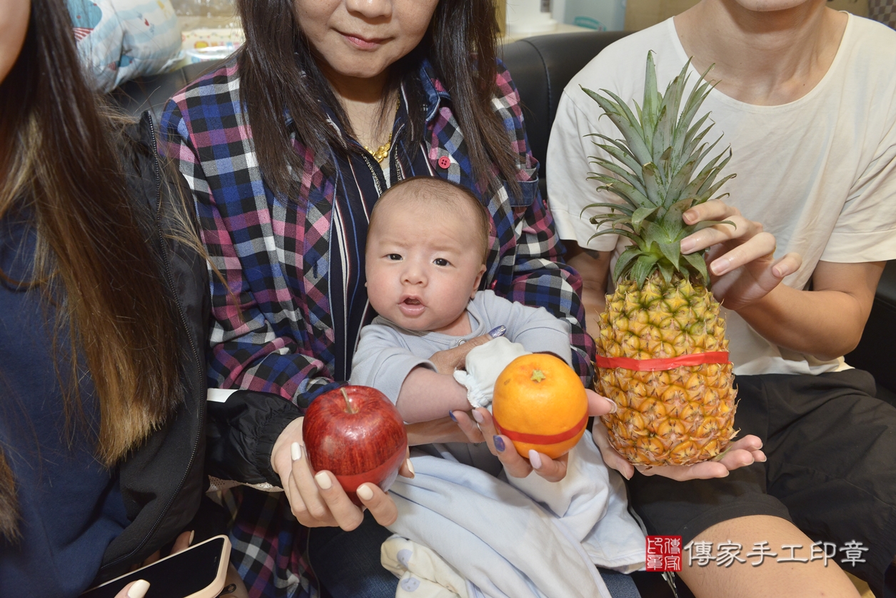 剃胎毛、滿月剃頭、嬰兒剃頭、嬰兒理髮、嬰兒剃髮、嬰兒剃胎毛、嬰兒滿月剃頭、劉寶寶剃頭、剃胎毛儀式、剃胎毛吉祥話、滿月剃頭儀式、滿月剃頭吉祥話、劉寶寶剃胎毛、劉寶寶滿月剃頭理髮、 新北市林口區剃胎毛、新北市林口區滿月剃頭、新北市林口區嬰兒剃頭剃胎毛、新北市林口區嬰兒理髮、新北市嬰兒剃髮、 劉寶寶(新北市林口區到府嬰兒劉寶寶滿月剃頭理髮、到府嬰兒剃胎毛儀式吉祥話)。到府剃頭剃胎毛主持、專業拍照、DVD光碟、證書。★購買「臍帶章、肚臍章、胎毛筆刷印章」贈送：剃頭、收涎、抓周，三選一。2022.05.17照片8