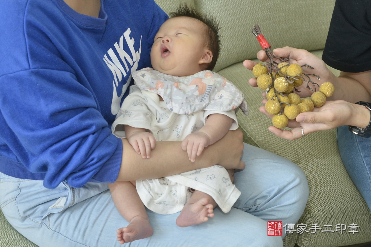 剃胎毛、滿月剃頭、嬰兒剃頭、嬰兒理髮、嬰兒剃髮、嬰兒剃胎毛、嬰兒滿月剃頭、吳寶寶剃頭、剃胎毛儀式、剃胎毛吉祥話、滿月剃頭儀式、滿月剃頭吉祥話、吳寶寶剃胎毛、吳寶寶滿月剃頭理髮、 台中市北區剃胎毛、台中市北區滿月剃頭、台中市北區嬰兒剃頭剃胎毛、台中市北區嬰兒理髮、台中市嬰兒剃髮、 吳寶寶(台中市北區到府嬰兒吳寶寶滿月剃頭理髮、到府嬰兒剃胎毛儀式吉祥話)。到府剃頭剃胎毛主持、專業拍照、DVD光碟、證書。★購買「臍帶章、肚臍章、胎毛筆刷印章」贈送：剃頭、收涎、抓周，三選一。2022.04.10照片10