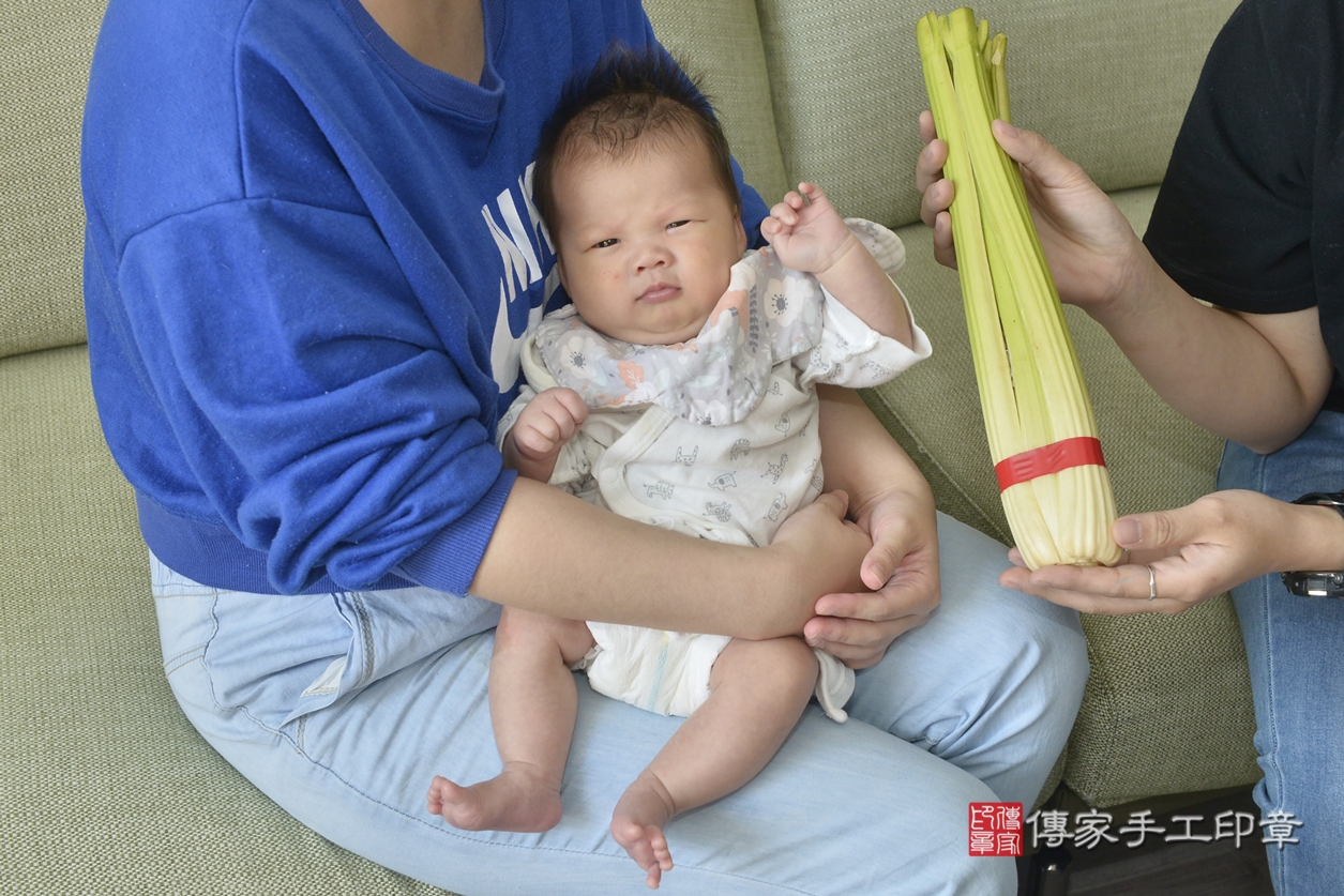 剃胎毛、滿月剃頭、嬰兒剃頭、嬰兒理髮、嬰兒剃髮、嬰兒剃胎毛、嬰兒滿月剃頭、吳寶寶剃頭、剃胎毛儀式、剃胎毛吉祥話、滿月剃頭儀式、滿月剃頭吉祥話、吳寶寶剃胎毛、吳寶寶滿月剃頭理髮、 台中市北區剃胎毛、台中市北區滿月剃頭、台中市北區嬰兒剃頭剃胎毛、台中市北區嬰兒理髮、台中市嬰兒剃髮、 吳寶寶(台中市北區到府嬰兒吳寶寶滿月剃頭理髮、到府嬰兒剃胎毛儀式吉祥話)。到府剃頭剃胎毛主持、專業拍照、DVD光碟、證書。★購買「臍帶章、肚臍章、胎毛筆刷印章」贈送：剃頭、收涎、抓周，三選一。2022.04.10照片16