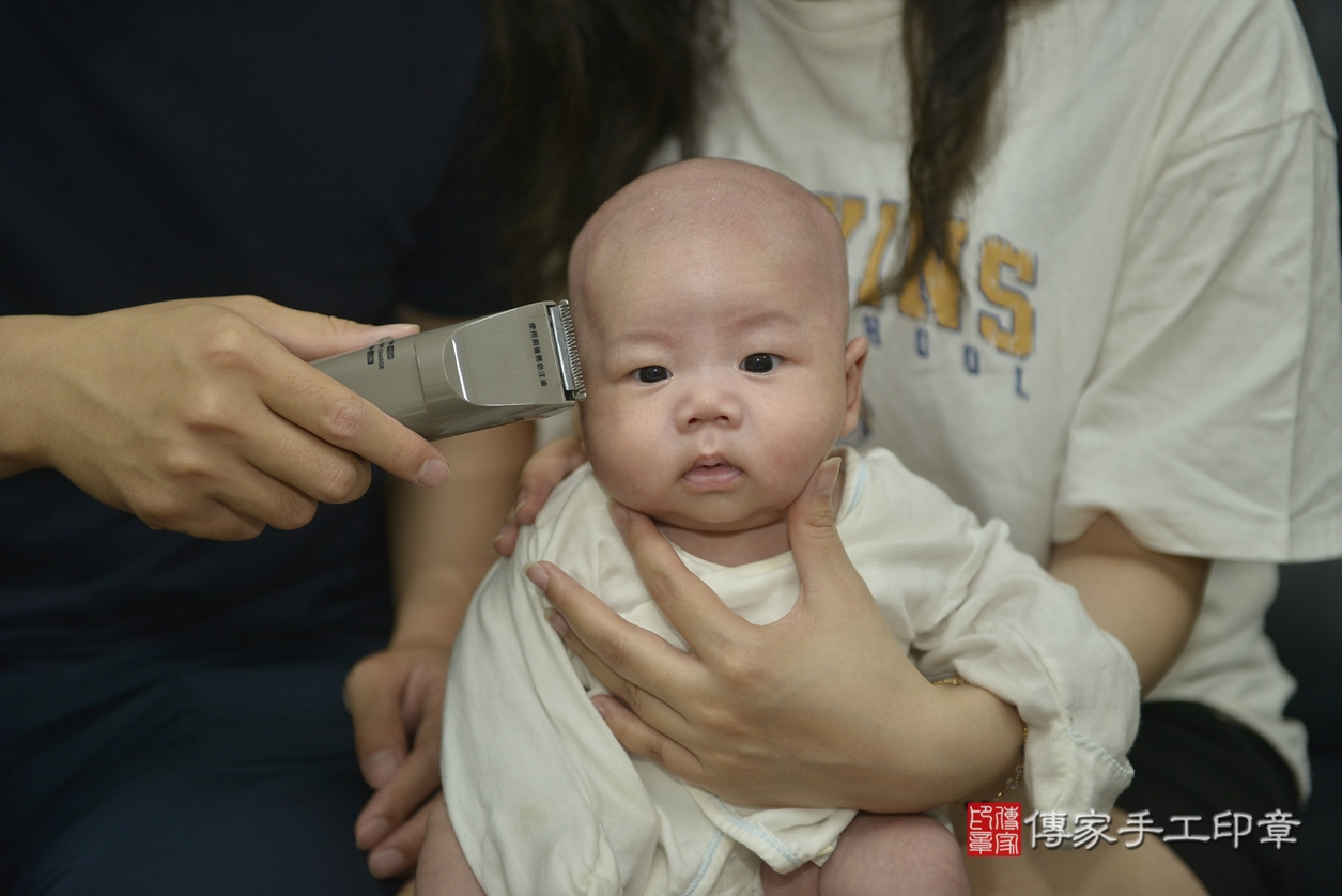 剃胎毛、滿月剃頭、嬰兒剃頭、嬰兒理髮、嬰兒剃髮、嬰兒剃胎毛、嬰兒滿月剃頭、林寶寶剃頭、剃胎毛儀式、剃胎毛吉祥話、滿月剃頭儀式、滿月剃頭吉祥話、林寶寶剃胎毛、林寶寶滿月剃頭理髮、 台中市北區剃胎毛、台中市北區滿月剃頭、台中市北區嬰兒剃頭剃胎毛、台中市北區嬰兒理髮、台中市嬰兒剃髮、 林寶寶(台中市北區到府嬰兒林寶寶滿月剃頭理髮、到府嬰兒剃胎毛儀式吉祥話)。到府剃頭剃胎毛主持、專業拍照、DVD光碟、證書。★購買「臍帶章、肚臍章、胎毛筆刷印章」贈送：剃頭、收涎、抓周，三選一。2022.04.26照片31