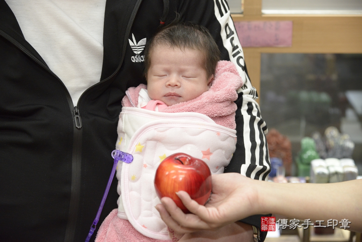 剃胎毛、滿月剃頭、嬰兒剃頭、嬰兒理髮、嬰兒剃髮、嬰兒剃胎毛、嬰兒滿月剃頭、許寶寶剃頭、剃胎毛儀式、剃胎毛吉祥話、滿月剃頭儀式、滿月剃頭吉祥話、許寶寶剃胎毛、許寶寶滿月剃頭理髮、 新北市永和區剃胎毛、新北市永和區滿月剃頭、新北市永和區嬰兒剃頭剃胎毛、新北市永和區嬰兒理髮、新北市嬰兒剃髮、 許寶寶(新北市永和區嬰兒許寶寶滿月剃頭理髮、嬰兒剃胎毛儀式吉祥話)。中國風會場，爸媽寶貝穿「日中韓」古裝禮服。專業拍照、DVD光碟、證書。★購買「臍帶章、肚臍章、胎毛筆刷印章」贈送：剃頭、收涎、抓周，三選一。2022.01.30照片15