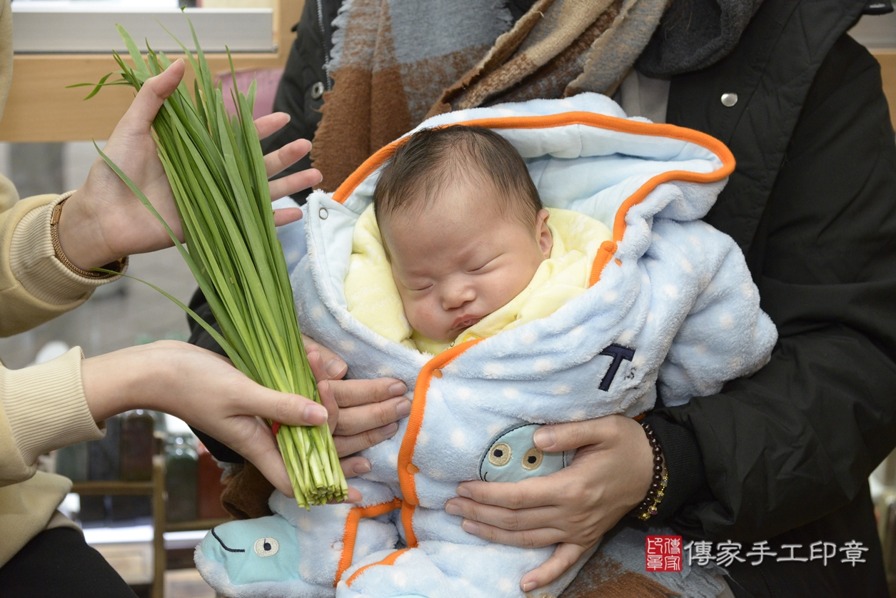 剃胎毛、滿月剃頭、嬰兒剃頭、嬰兒理髮、嬰兒剃髮、嬰兒剃胎毛、嬰兒滿月剃頭、林寶寶剃頭、剃胎毛儀式、剃胎毛吉祥話、滿月剃頭儀式、滿月剃頭吉祥話、林寶寶剃胎毛、林寶寶滿月剃頭理髮、 新北市永和區剃胎毛、新北市永和區滿月剃頭、新北市永和區嬰兒剃頭剃胎毛、新北市永和區嬰兒理髮、新北市嬰兒剃髮、 林寶寶(新北市永和區嬰兒林寶寶滿月剃頭理髮、嬰兒剃胎毛儀式吉祥話)。中國風會場，爸媽寶貝穿「日中韓」古裝禮服。專業拍照、DVD光碟、證書。★購買「臍帶章、肚臍章、胎毛筆刷印章」贈送：剃頭、收涎、抓周，三選一。2022.02.06照片17