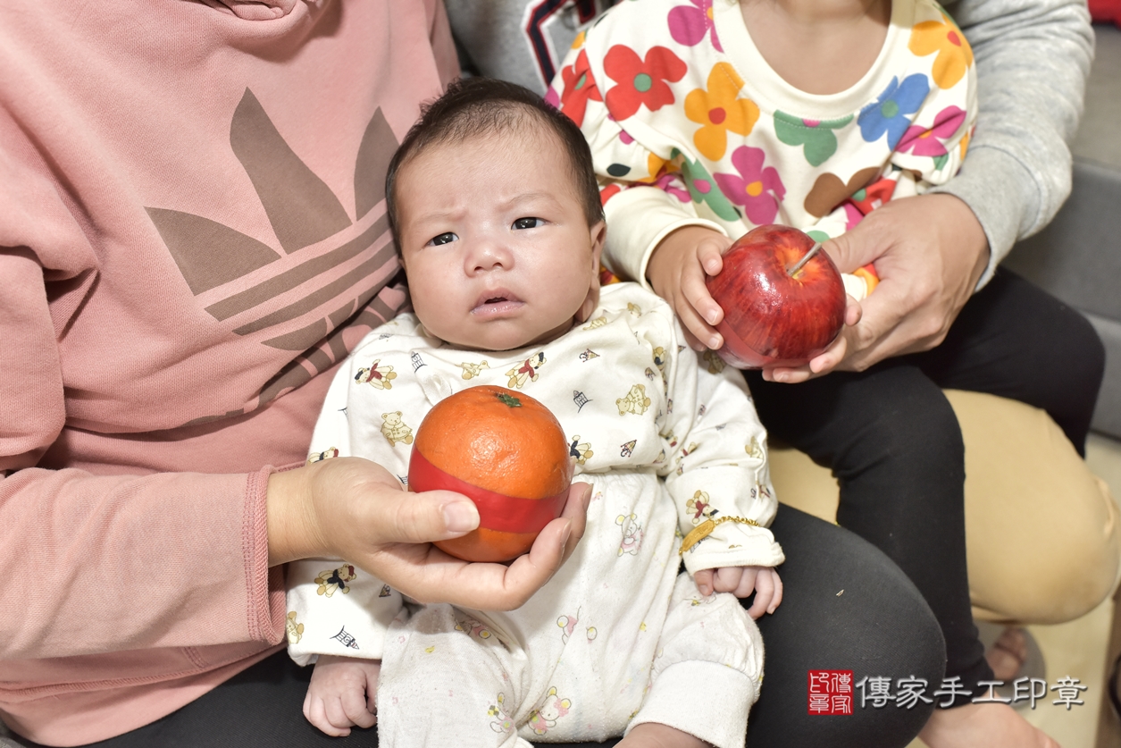 剃胎毛、滿月剃頭、嬰兒剃頭、嬰兒理髮、嬰兒剃髮、嬰兒剃胎毛、嬰兒滿月剃頭、吳寶寶剃頭、剃胎毛儀式、剃胎毛吉祥話、滿月剃頭儀式、滿月剃頭吉祥話、吳寶寶剃胎毛、吳寶寶滿月剃頭理髮、 新北市樹林區剃胎毛、新北市樹林區滿月剃頭、新北市樹林區嬰兒剃頭剃胎毛、新北市樹林區嬰兒理髮、新北市嬰兒剃髮、 吳寶寶(新北市樹林區到府嬰兒吳寶寶滿月剃頭理髮、到府嬰兒剃胎毛儀式吉祥話)。到府剃頭剃胎毛主持、專業拍照、DVD光碟、證書。★購買「臍帶章、肚臍章、胎毛筆刷印章」贈送：剃頭、收涎、抓周，三選一。2022.02.07照片14