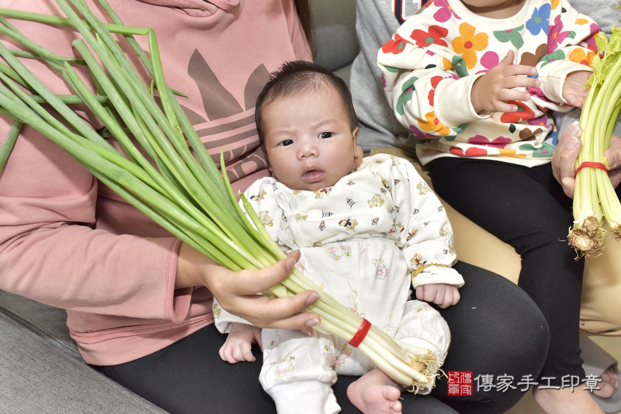 剃胎毛、滿月剃頭、嬰兒剃頭、嬰兒理髮、嬰兒剃髮、嬰兒剃胎毛、嬰兒滿月剃頭、吳寶寶剃頭、剃胎毛儀式、剃胎毛吉祥話、滿月剃頭儀式、滿月剃頭吉祥話、吳寶寶剃胎毛、吳寶寶滿月剃頭理髮、 新北市樹林區剃胎毛、新北市樹林區滿月剃頭、新北市樹林區嬰兒剃頭剃胎毛、新北市樹林區嬰兒理髮、新北市嬰兒剃髮、 吳寶寶(新北市樹林區到府嬰兒吳寶寶滿月剃頭理髮、到府嬰兒剃胎毛儀式吉祥話)。到府剃頭剃胎毛主持、專業拍照、DVD光碟、證書。★購買「臍帶章、肚臍章、胎毛筆刷印章」贈送：剃頭、收涎、抓周，三選一。2022.02.07照片16