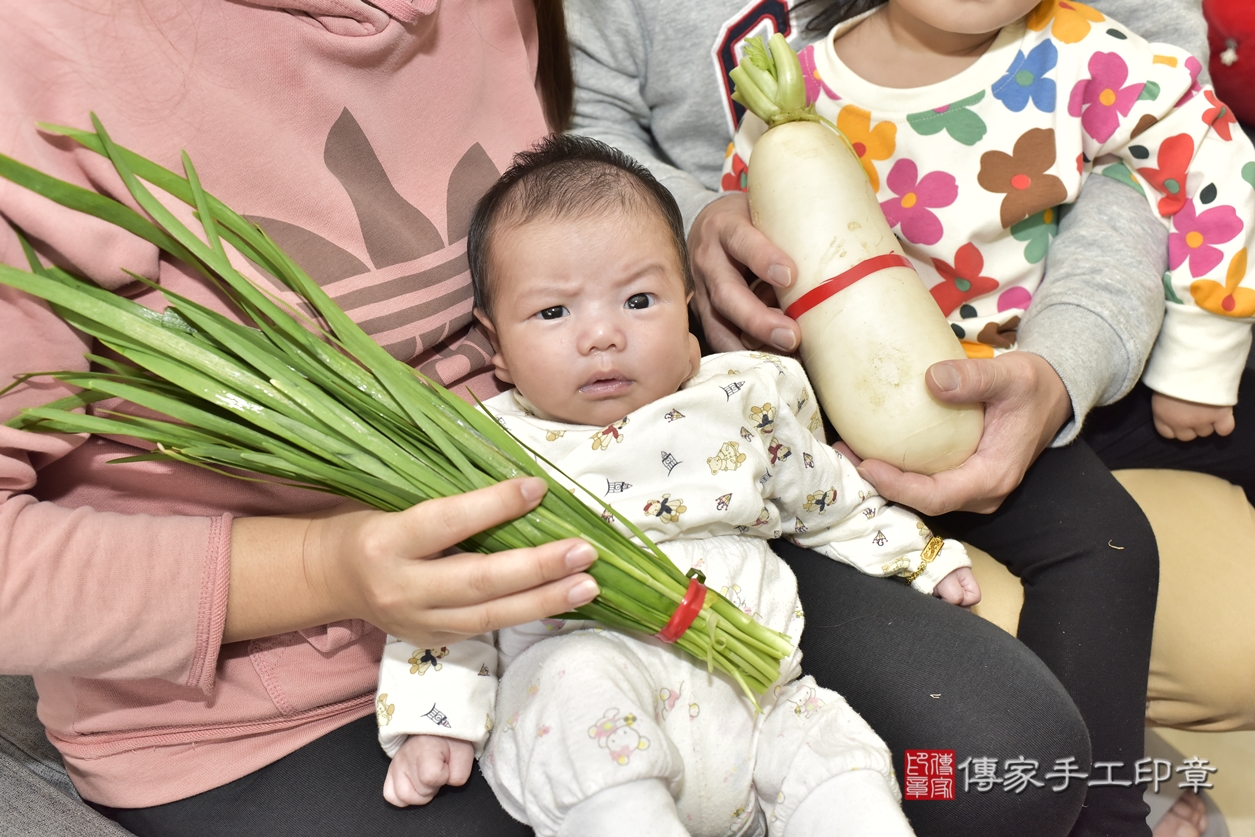 剃胎毛、滿月剃頭、嬰兒剃頭、嬰兒理髮、嬰兒剃髮、嬰兒剃胎毛、嬰兒滿月剃頭、吳寶寶剃頭、剃胎毛儀式、剃胎毛吉祥話、滿月剃頭儀式、滿月剃頭吉祥話、吳寶寶剃胎毛、吳寶寶滿月剃頭理髮、 新北市樹林區剃胎毛、新北市樹林區滿月剃頭、新北市樹林區嬰兒剃頭剃胎毛、新北市樹林區嬰兒理髮、新北市嬰兒剃髮、 吳寶寶(新北市樹林區到府嬰兒吳寶寶滿月剃頭理髮、到府嬰兒剃胎毛儀式吉祥話)。到府剃頭剃胎毛主持、專業拍照、DVD光碟、證書。★購買「臍帶章、肚臍章、胎毛筆刷印章」贈送：剃頭、收涎、抓周，三選一。2022.02.07照片18