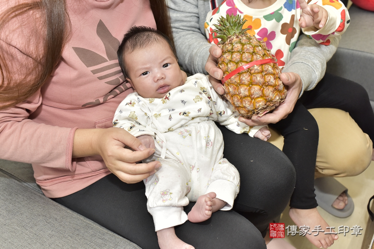 剃胎毛、滿月剃頭、嬰兒剃頭、嬰兒理髮、嬰兒剃髮、嬰兒剃胎毛、嬰兒滿月剃頭、吳寶寶剃頭、剃胎毛儀式、剃胎毛吉祥話、滿月剃頭儀式、滿月剃頭吉祥話、吳寶寶剃胎毛、吳寶寶滿月剃頭理髮、 新北市樹林區剃胎毛、新北市樹林區滿月剃頭、新北市樹林區嬰兒剃頭剃胎毛、新北市樹林區嬰兒理髮、新北市嬰兒剃髮、 吳寶寶(新北市樹林區到府嬰兒吳寶寶滿月剃頭理髮、到府嬰兒剃胎毛儀式吉祥話)。到府剃頭剃胎毛主持、專業拍照、DVD光碟、證書。★購買「臍帶章、肚臍章、胎毛筆刷印章」贈送：剃頭、收涎、抓周，三選一。2022.02.07照片20